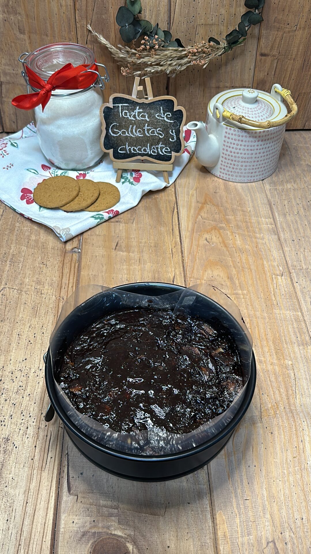 Reservamos en la nevera la masa de nuestra tarta de galletas y chocolate