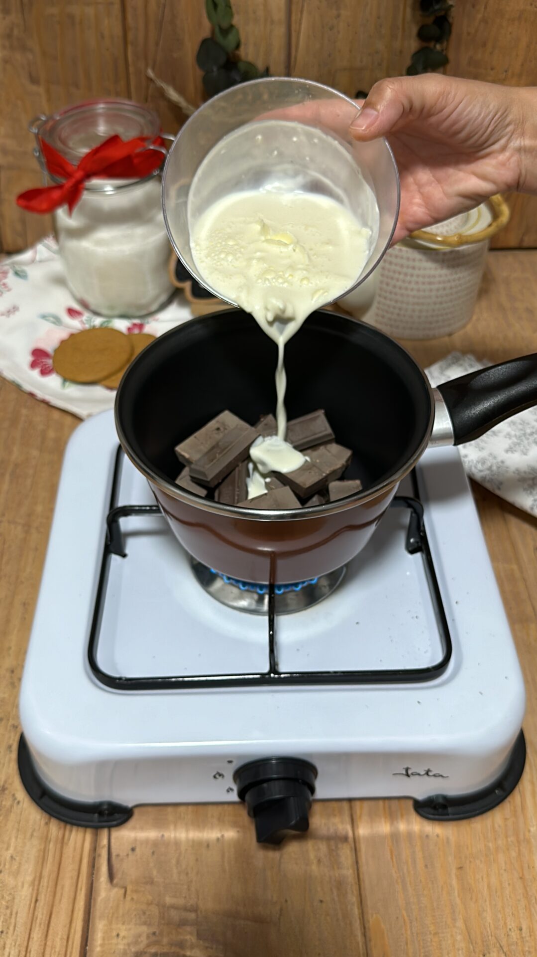 Llevamos a un cazo los ingredientes de la ganache de nuestra tarta de galletas y chocolate