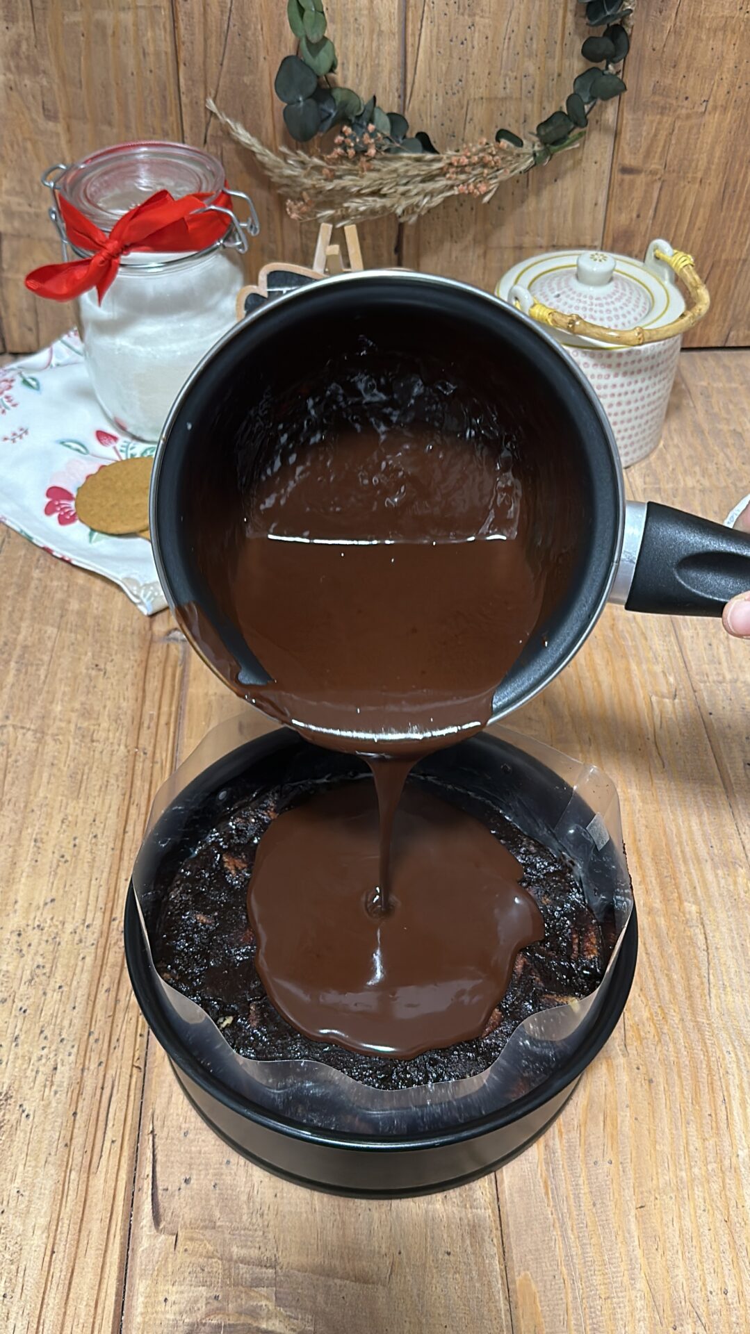 Vertemos la ganache sobre la masa de nuestra tarta de galletas y chocolate