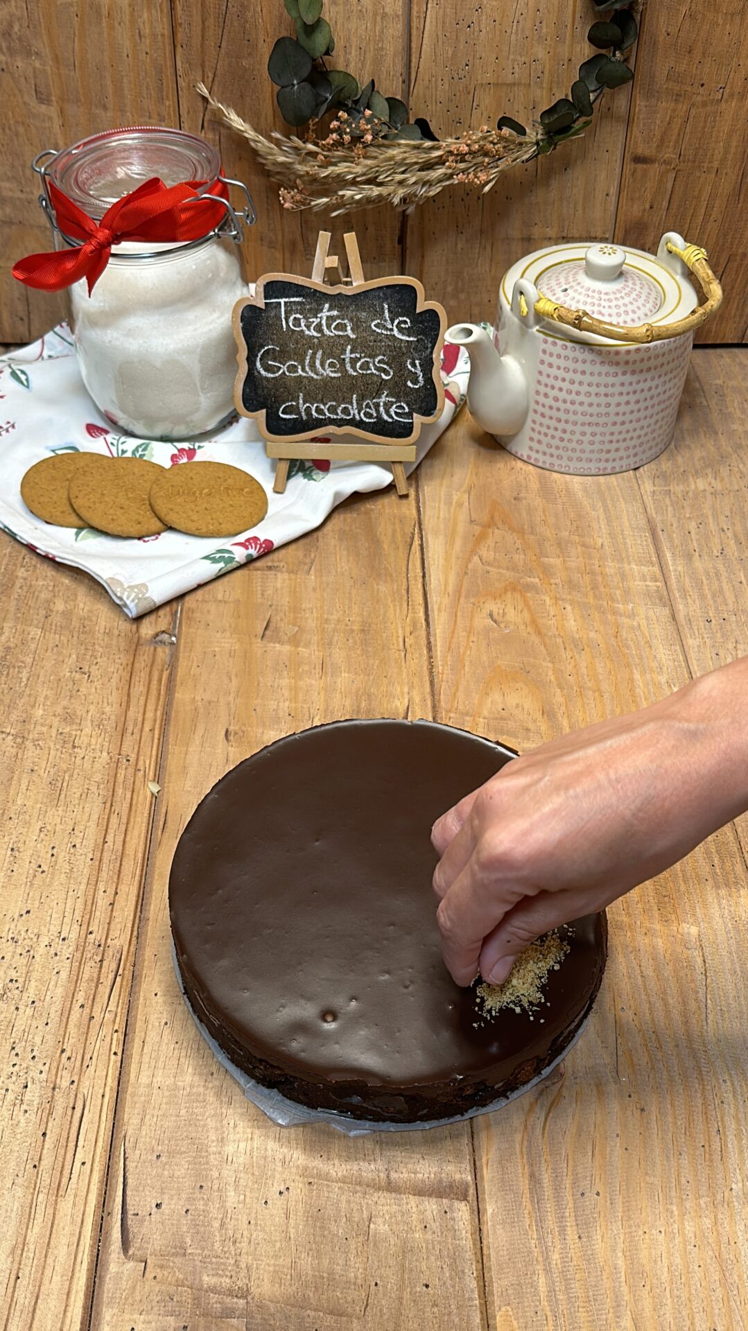Una vez fría, comenzamos a decorar la tarta de galletas y chocolate