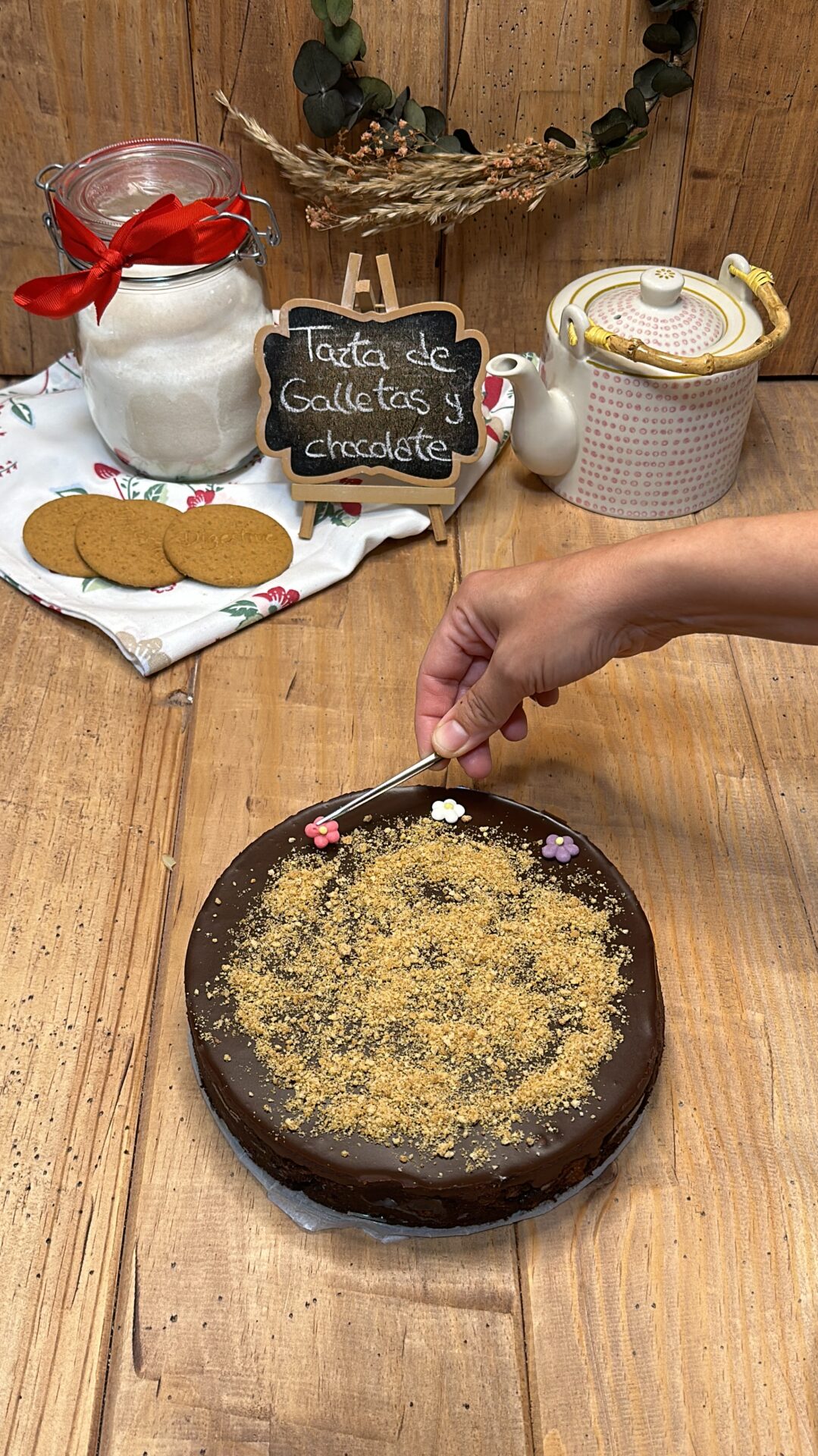 Tras la decoración, habremos finalizado la tarta de galletas y chocolate