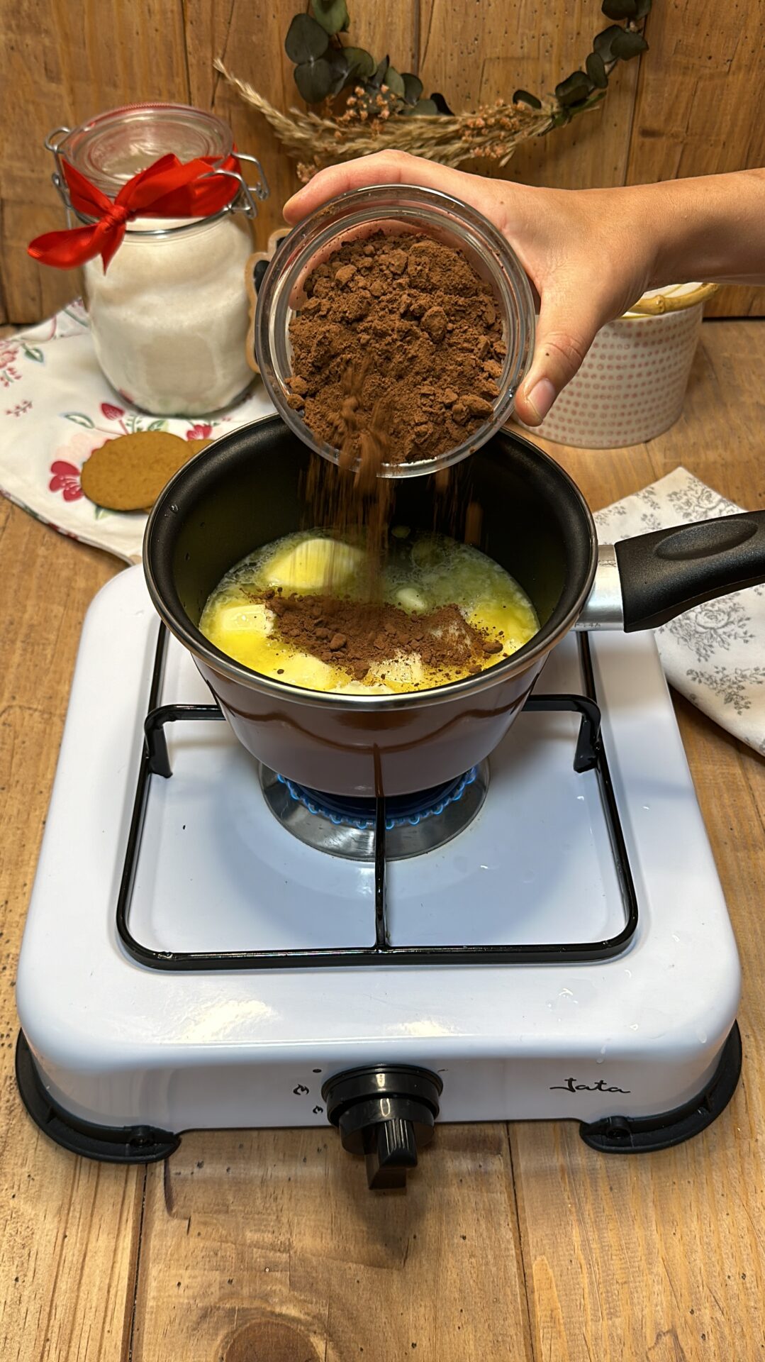 Incorporamos el cacao y calentamos sin dejar de remover