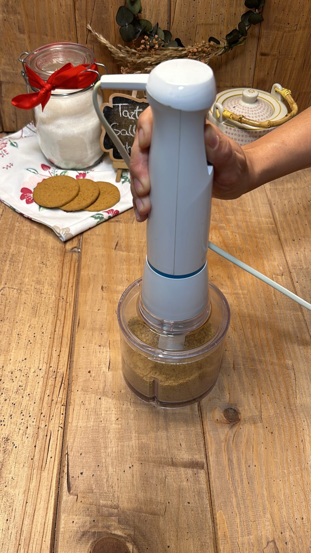 Picamos la otra mitad de las galletas hasta reducirlas a migas