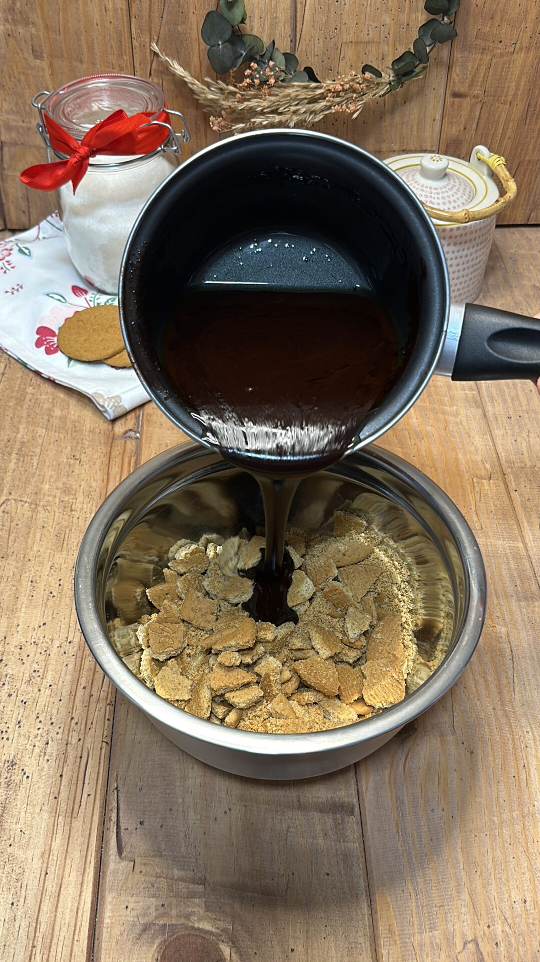 Llevamos a un bol los trozos y las migas de galleta y añadimos la mezcla de cacao