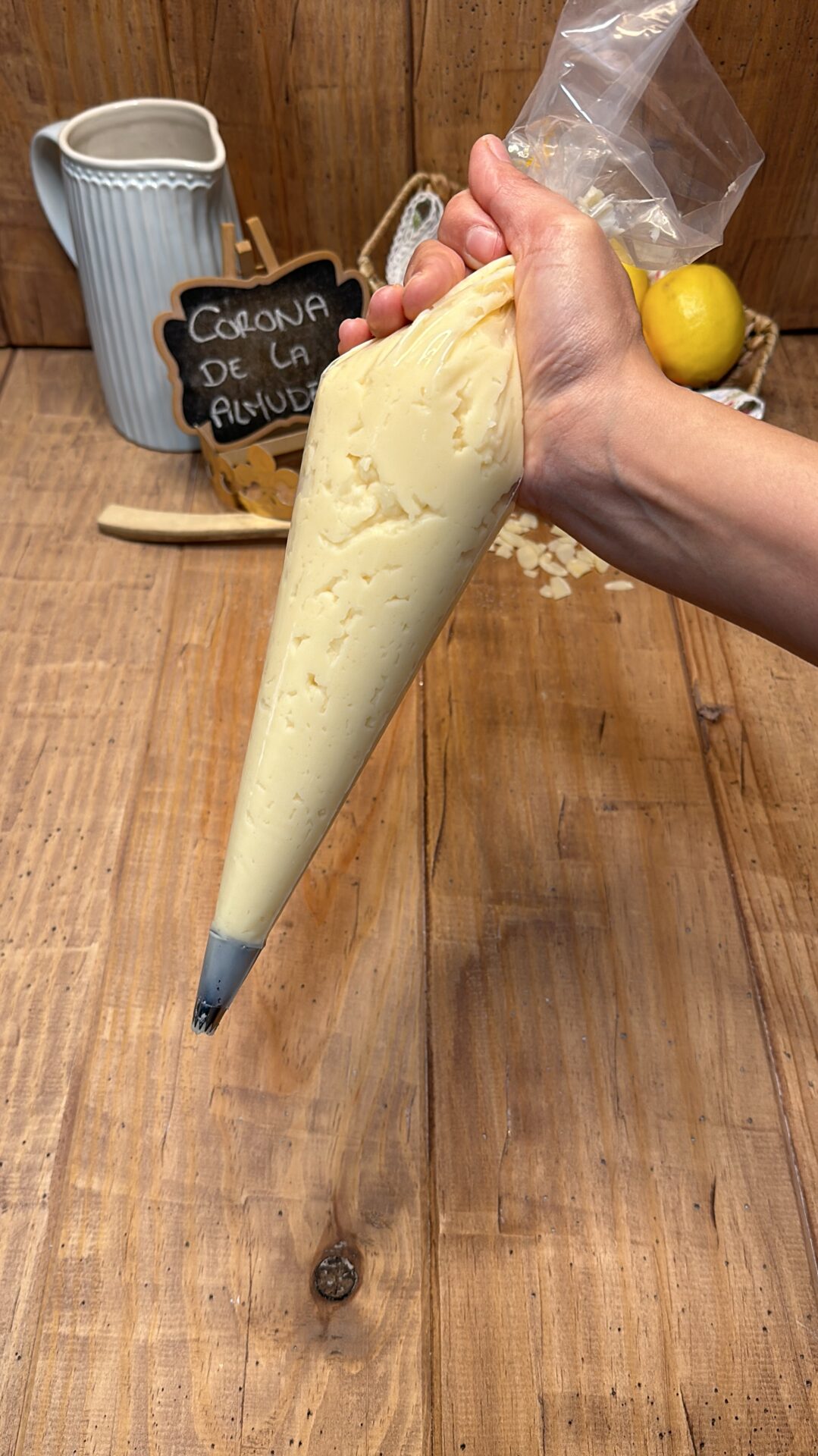 Cuando esté preparada, la aplicaremos con manga pastelera