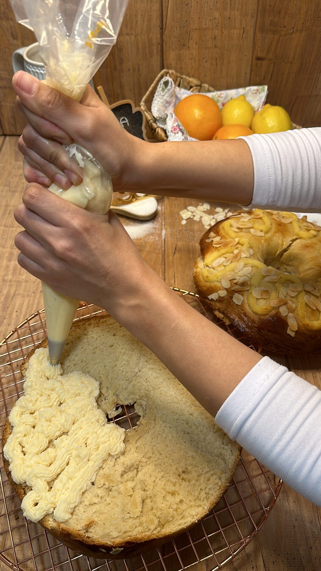 Rellenamos la corona con la crema pastelera