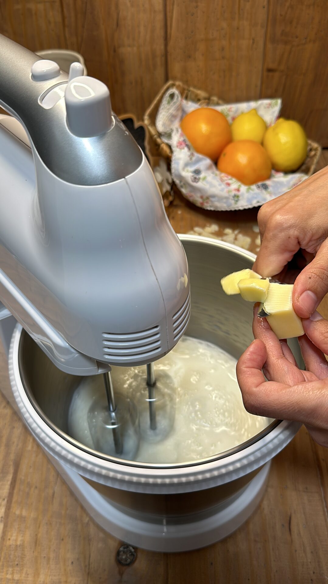 Incorporamos la mantequilla en dados y batimos hasta homogeneizar
