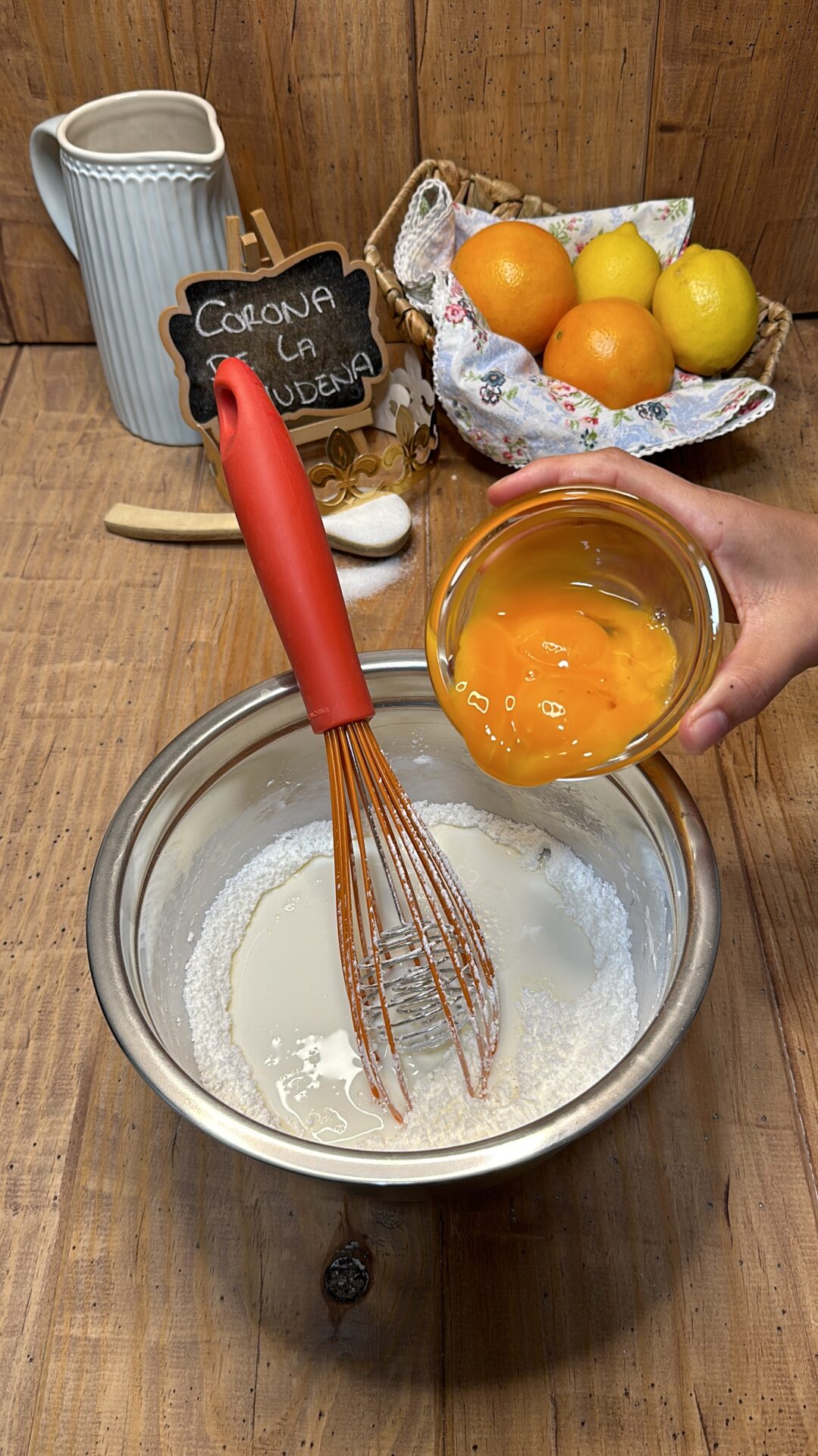 Mezclamos en un bol los ingredientes de la crema pastelera hasta homogeneizar