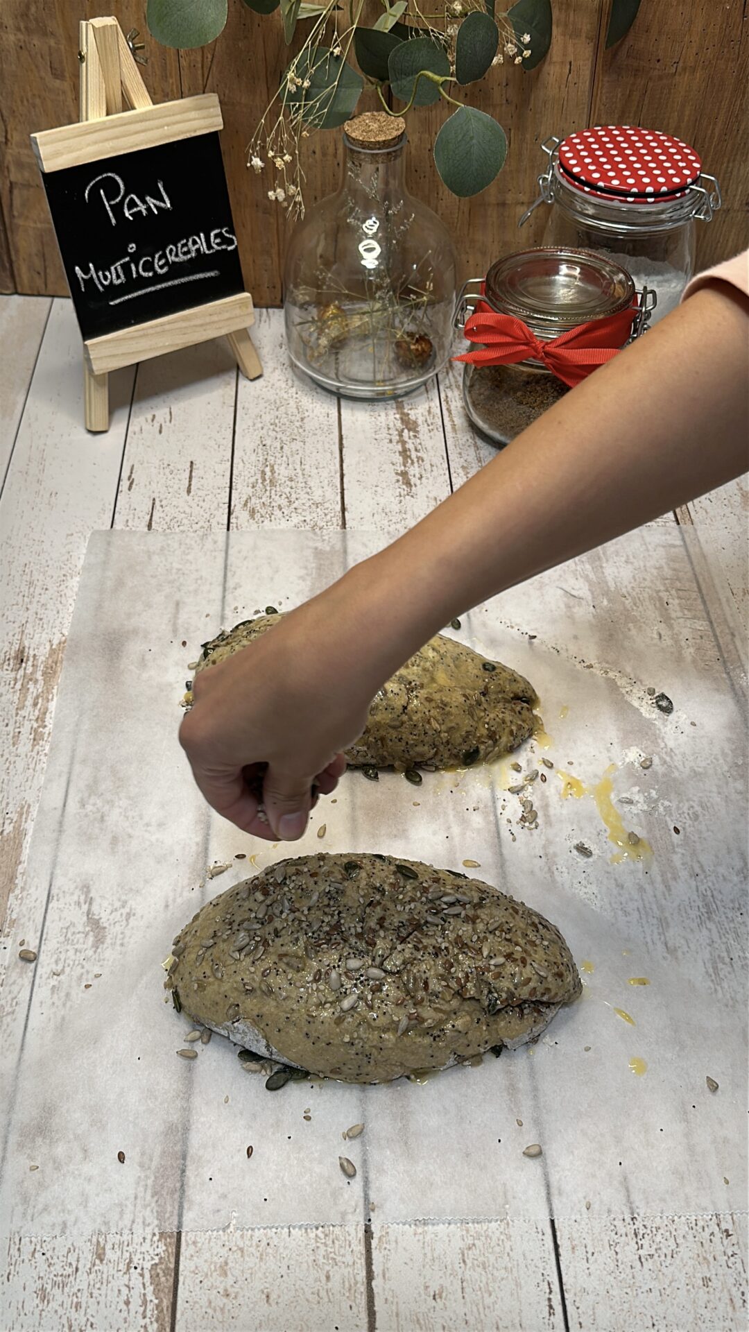 Espolvoreamos por encima el resto de semillas y llevamos al horno