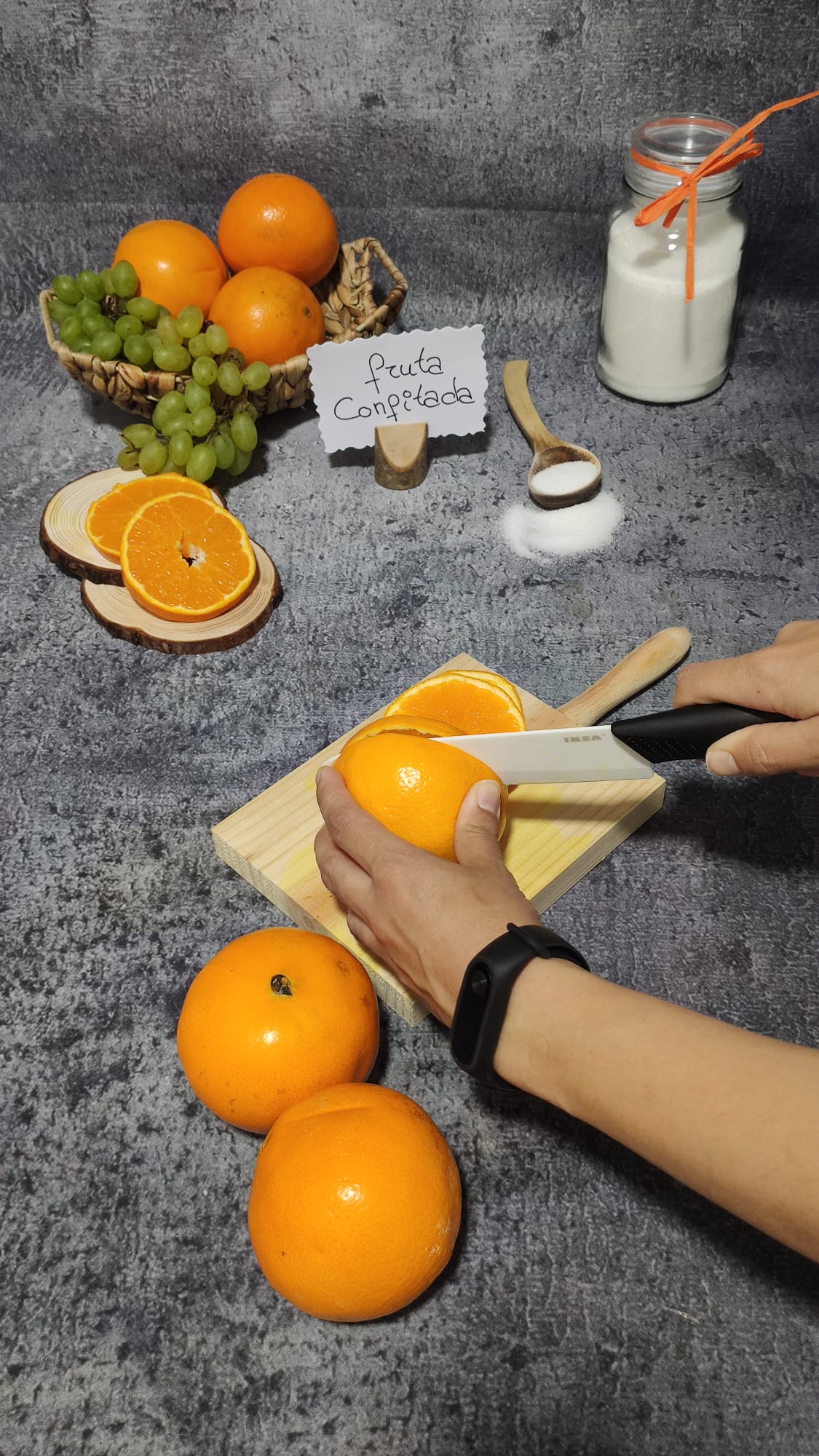 Cortamos la naranja en rodajas no muy finas