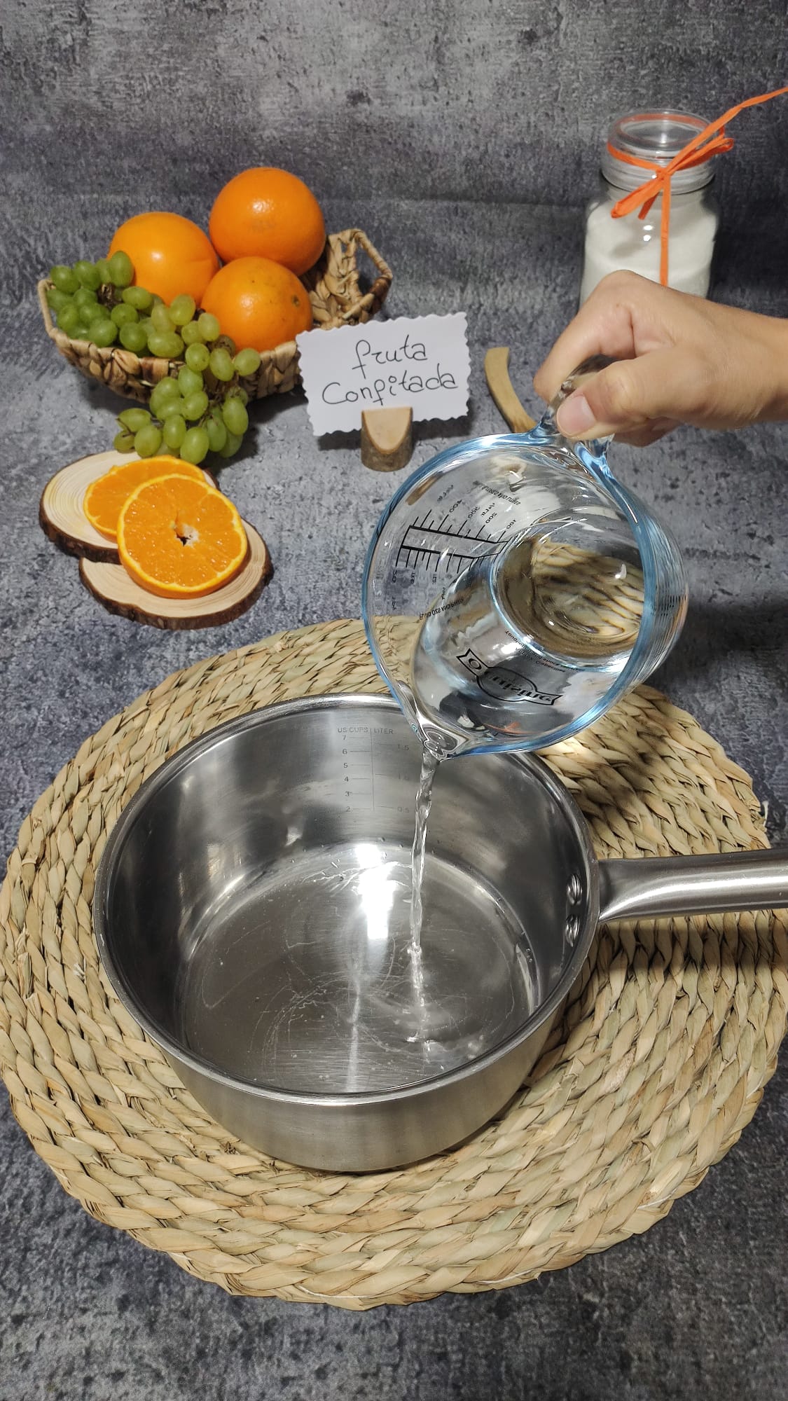 Llevamos el agua a un cazo
