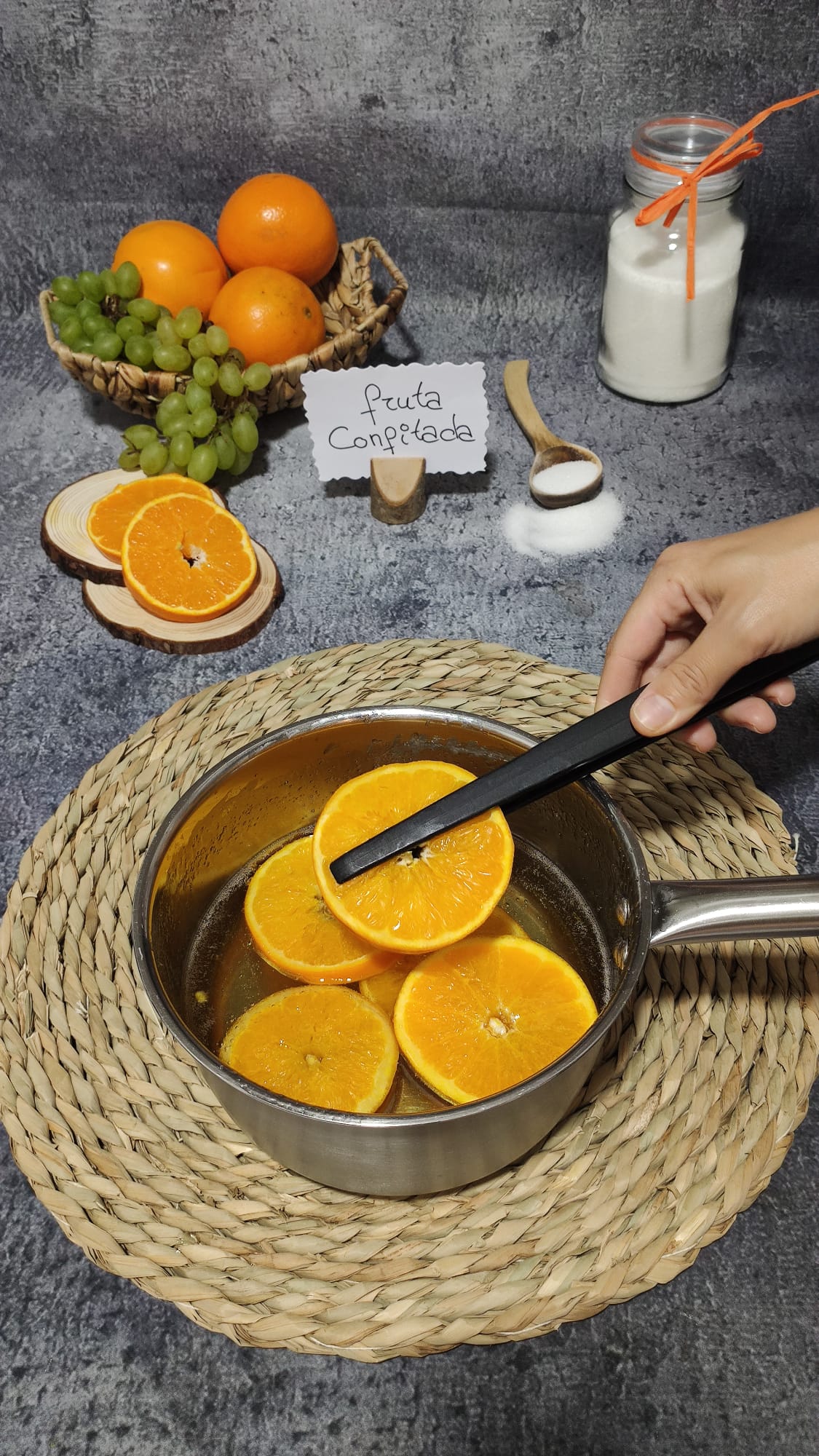 Las rodajas de fruta confitada recién cocidas