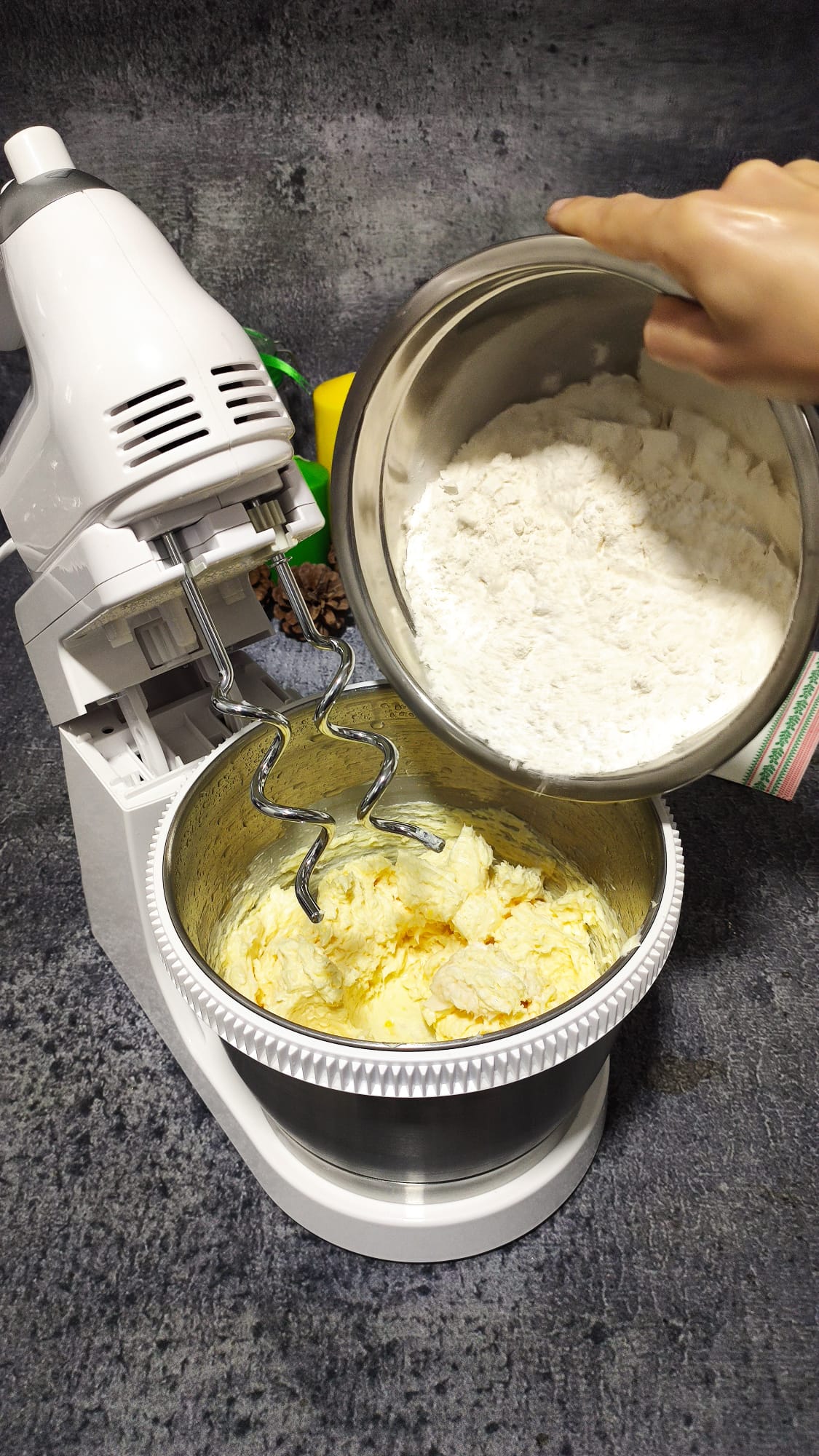 Mantecados_6 Incorporamos la harina y levadura al bol con el resto de ingredientes