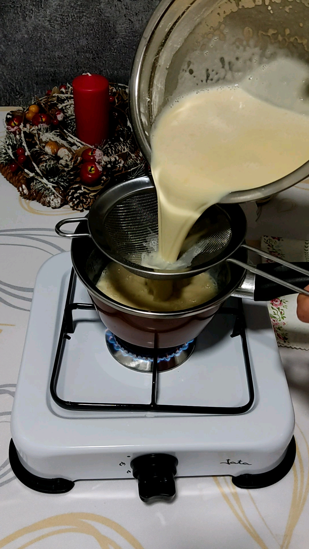 Ponche Segoviano_7 Vertemos la mezcla de la crema en un cazo con un colador
