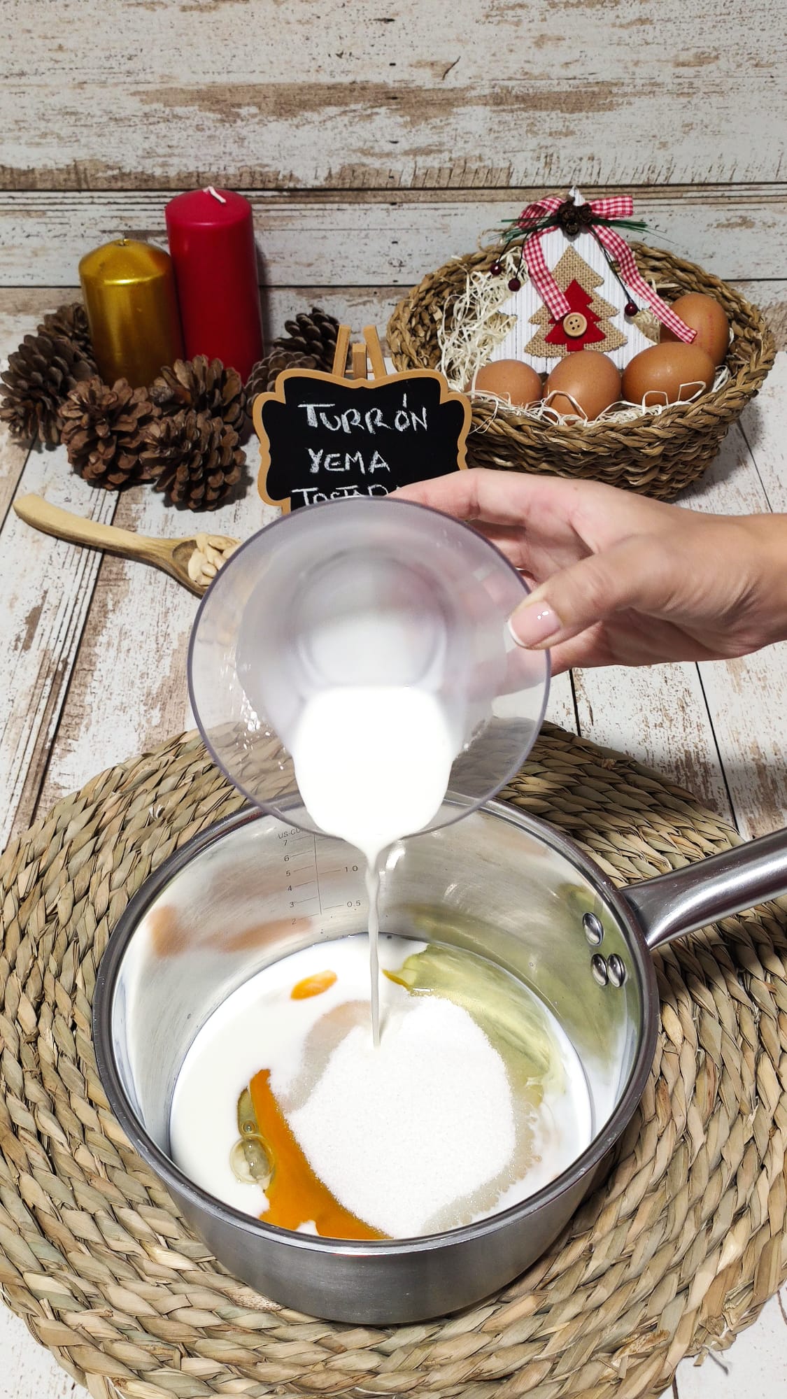 Llevamos la leche a un cazo y agregamos la maizena