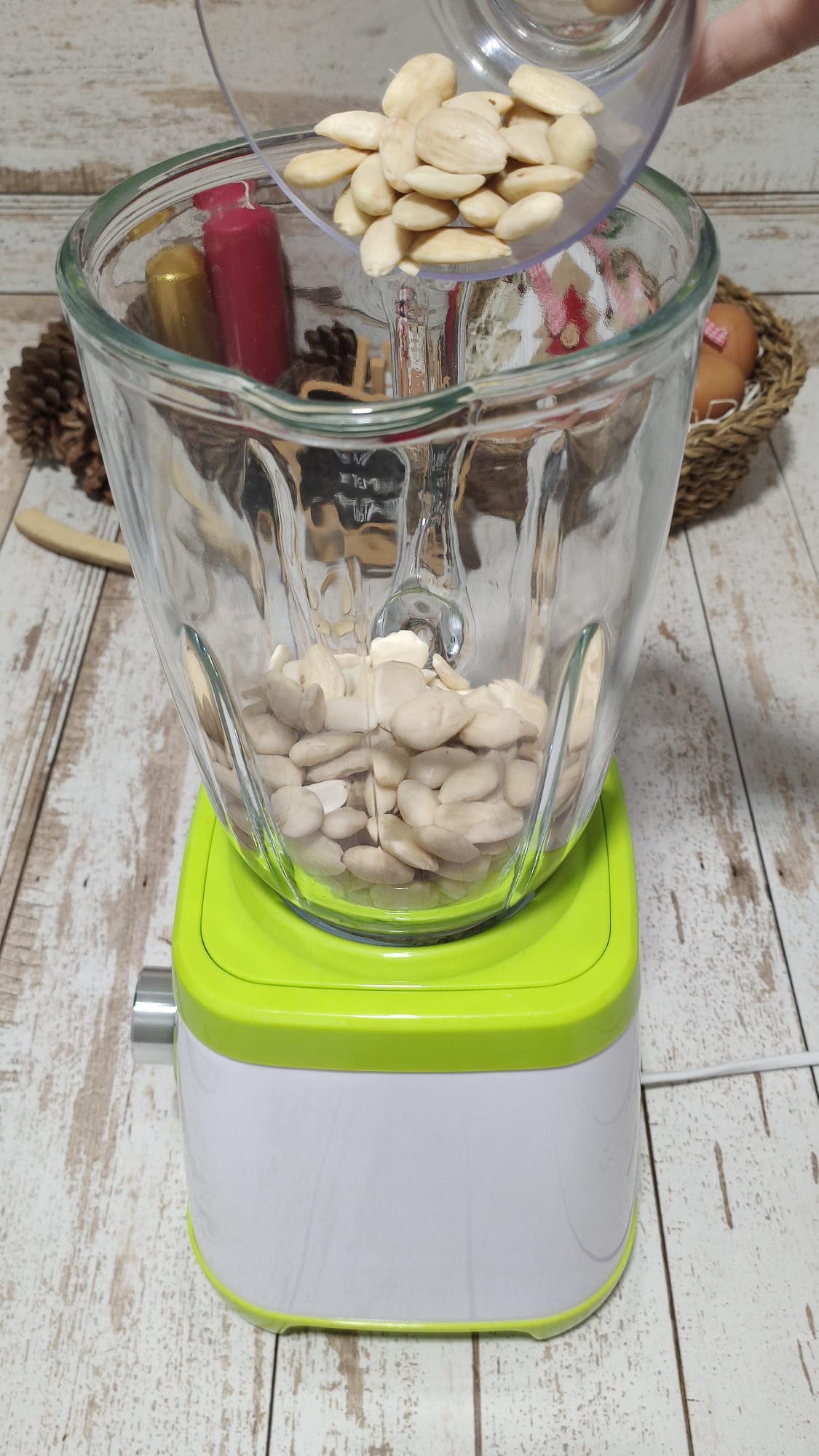 Llevamos las almendras crudas a la batidora/picadora