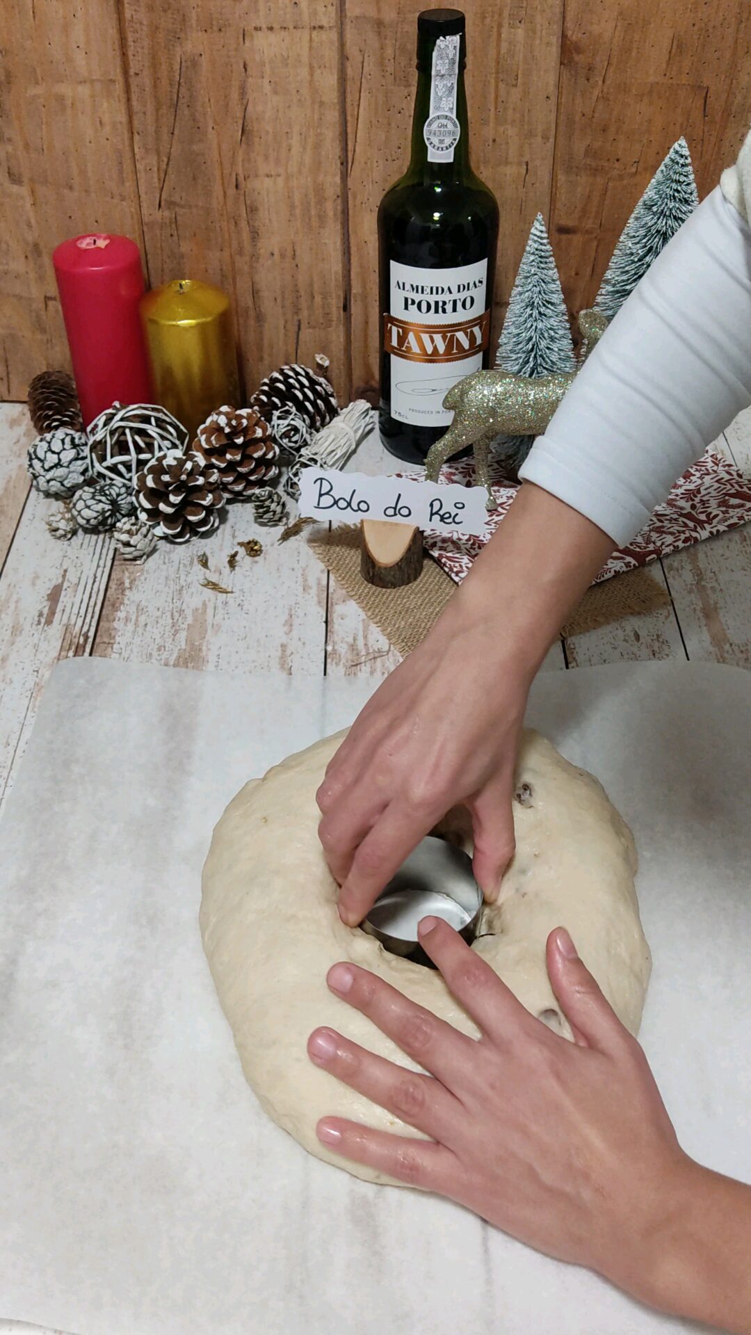 Le damos forma de roscón y abrimos un agujero en el centro. Dejamos fermentar de nuevo