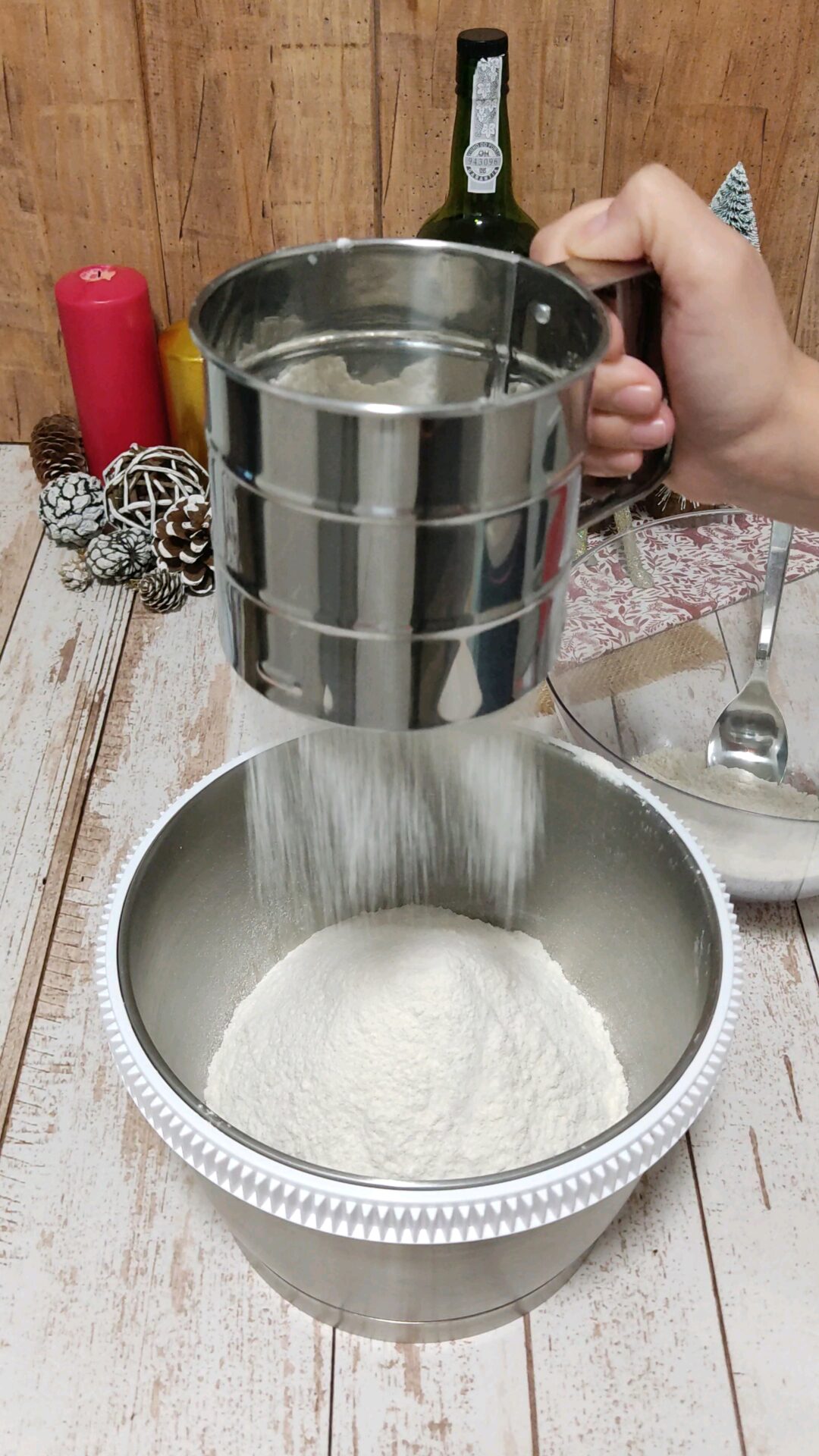 Tamizamos la harina en un bol grande