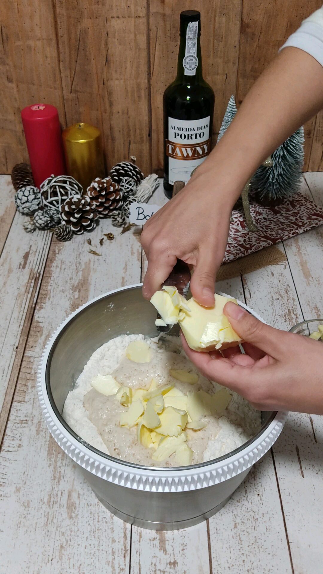 Hacemos un hueco en el centro y añadimos el resto de ingredientes