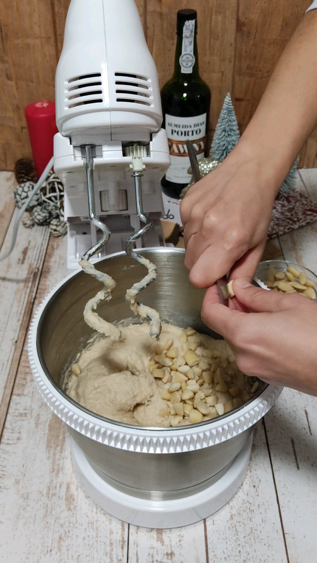Amasamos hasta integrar y agregamos las pasas y las almendras