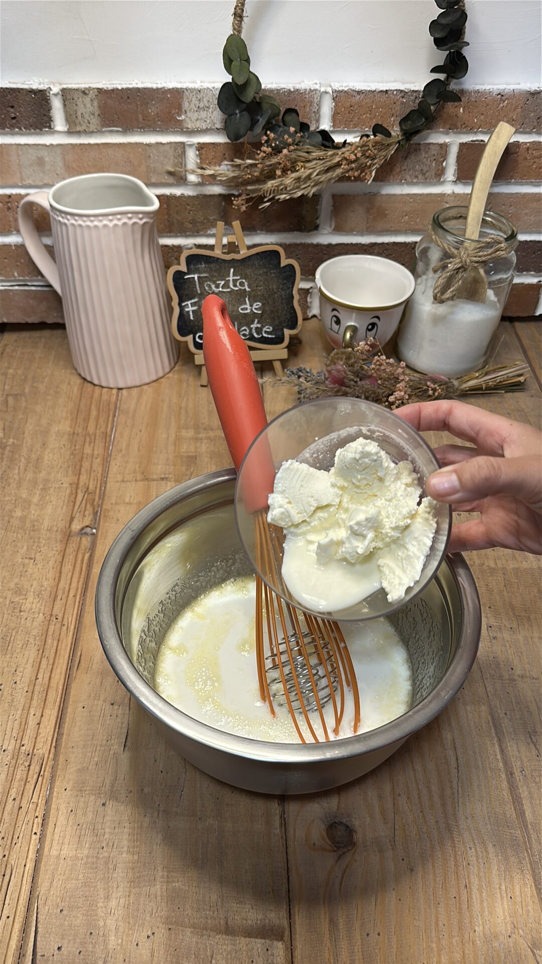 Añadimos la leche, la nata, la sal y la vainilla