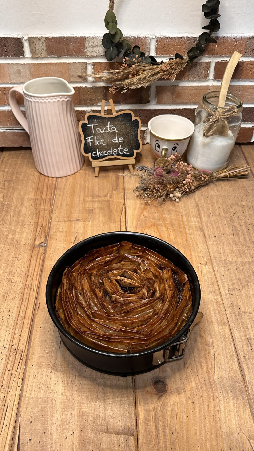 Nuestra tarta flor de chocolate recién horneada
