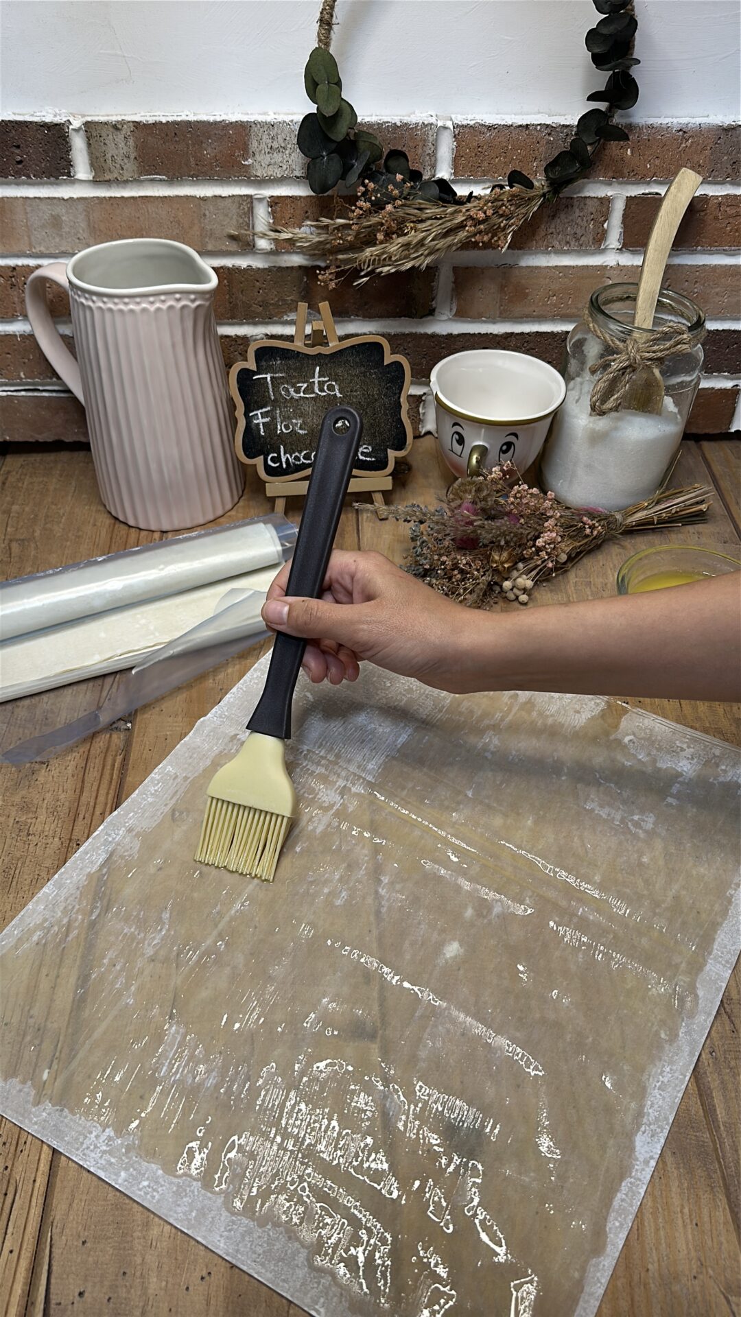 Pintamos con mantequilla las hojas filo