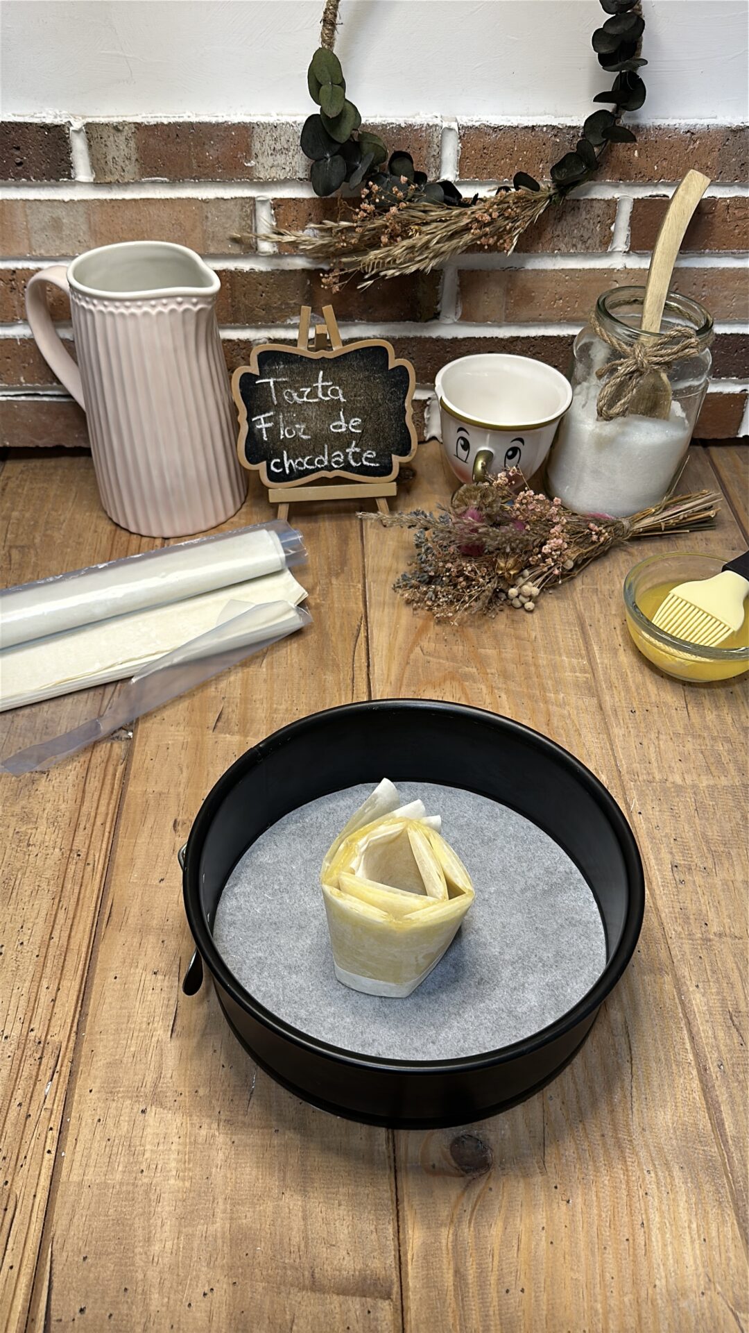Enrollamos la primera tira en el centro del molde