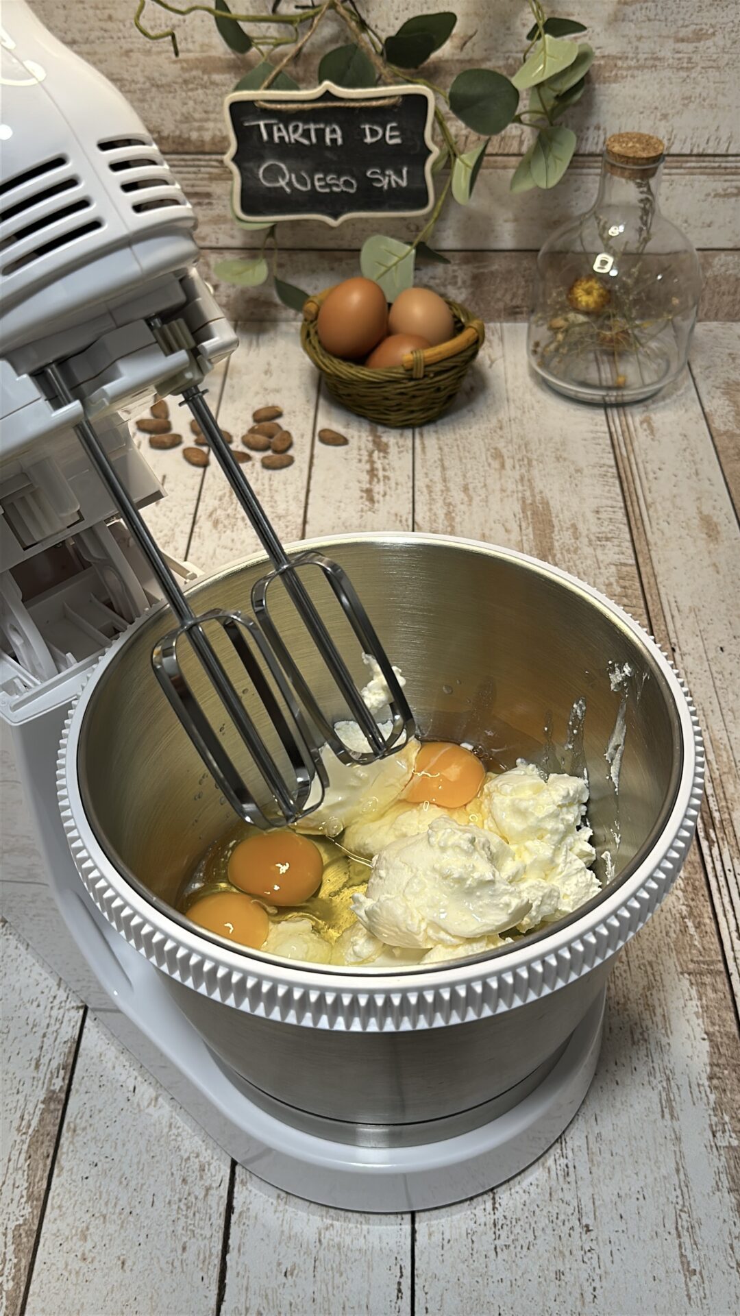 Llevamos a un bol los huevos y el queso crema