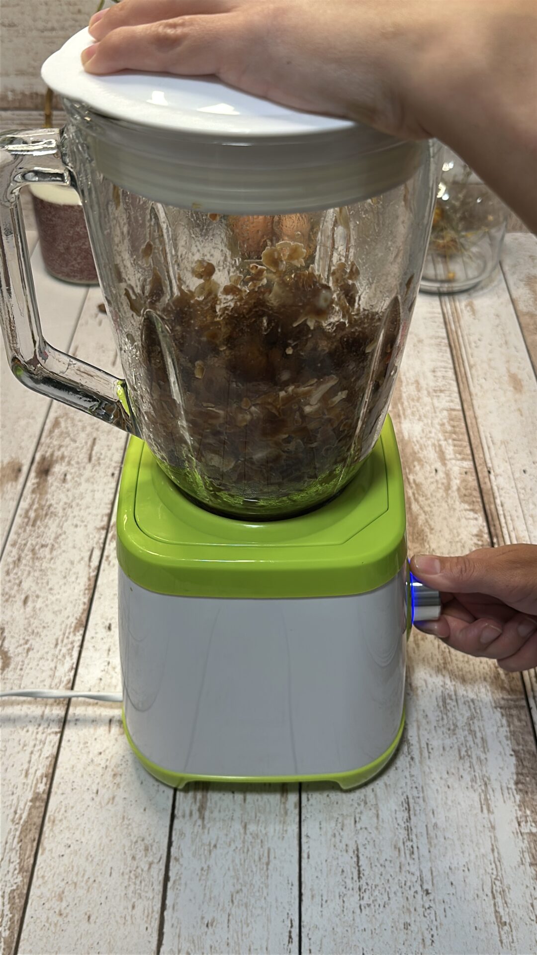 Introducimos los dátiles con un chorrito de agua en la batidora