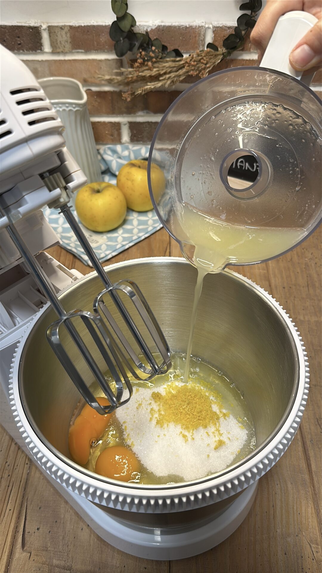 Llevamos a un bol los ingredientes del bizcocho. Batimos