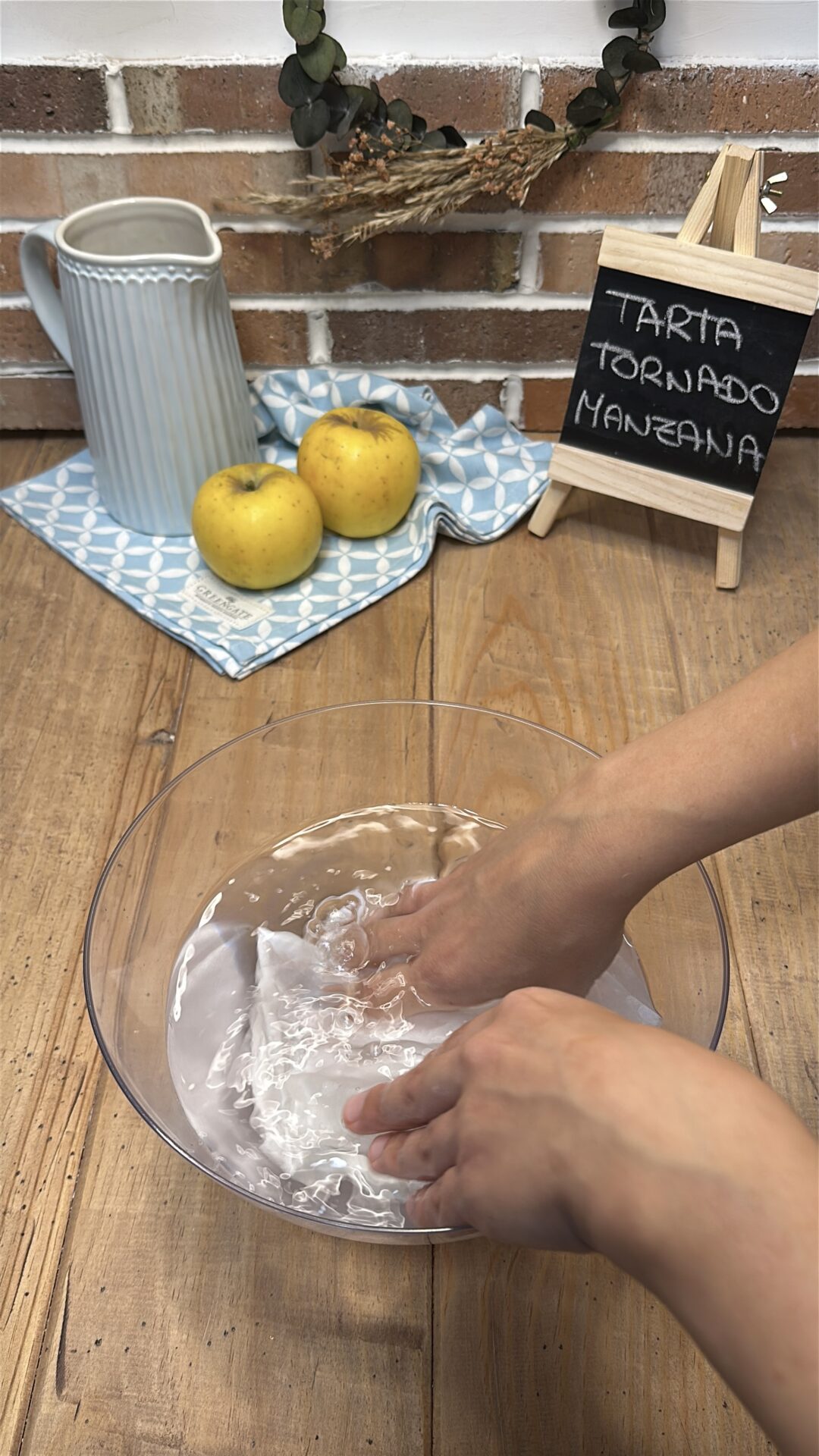 Ponemos el papel vegetal en el agua