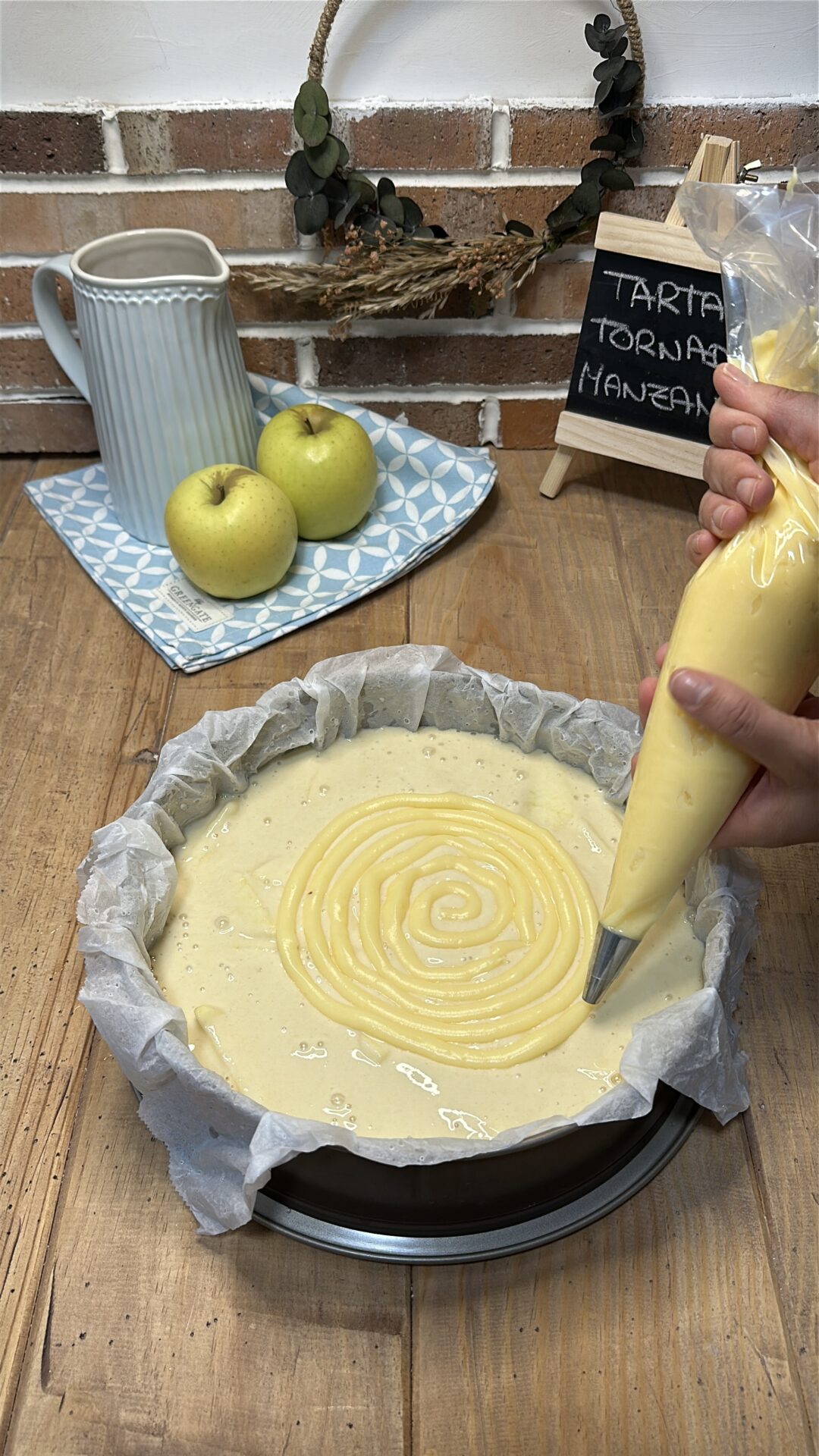 Decoramos con crema haciendo círculos en espiral
