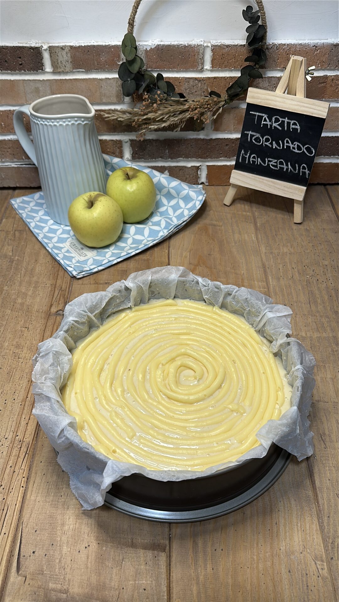 Nuestra tarta tornado de manzana preparada para el horno