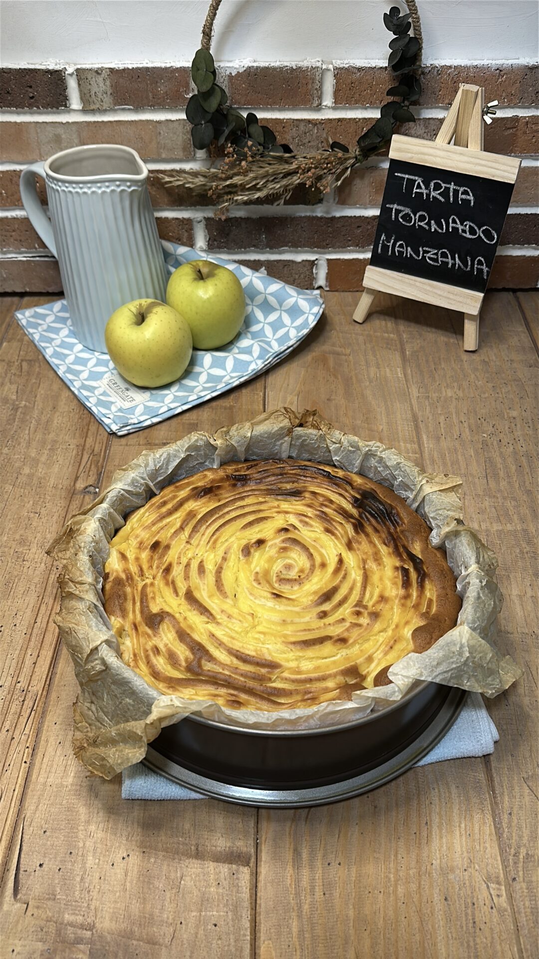 Nuestra tarta tornado de manzana recién salida del horno