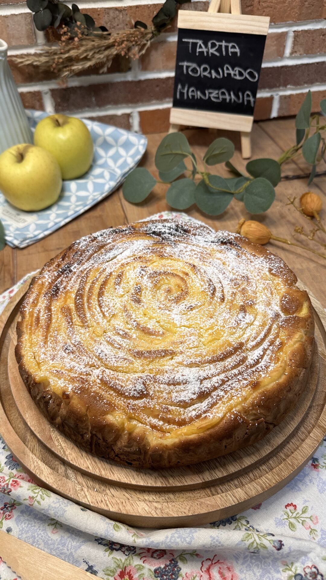 Suave, jugosa y esponjosa tarta tornado de manzana