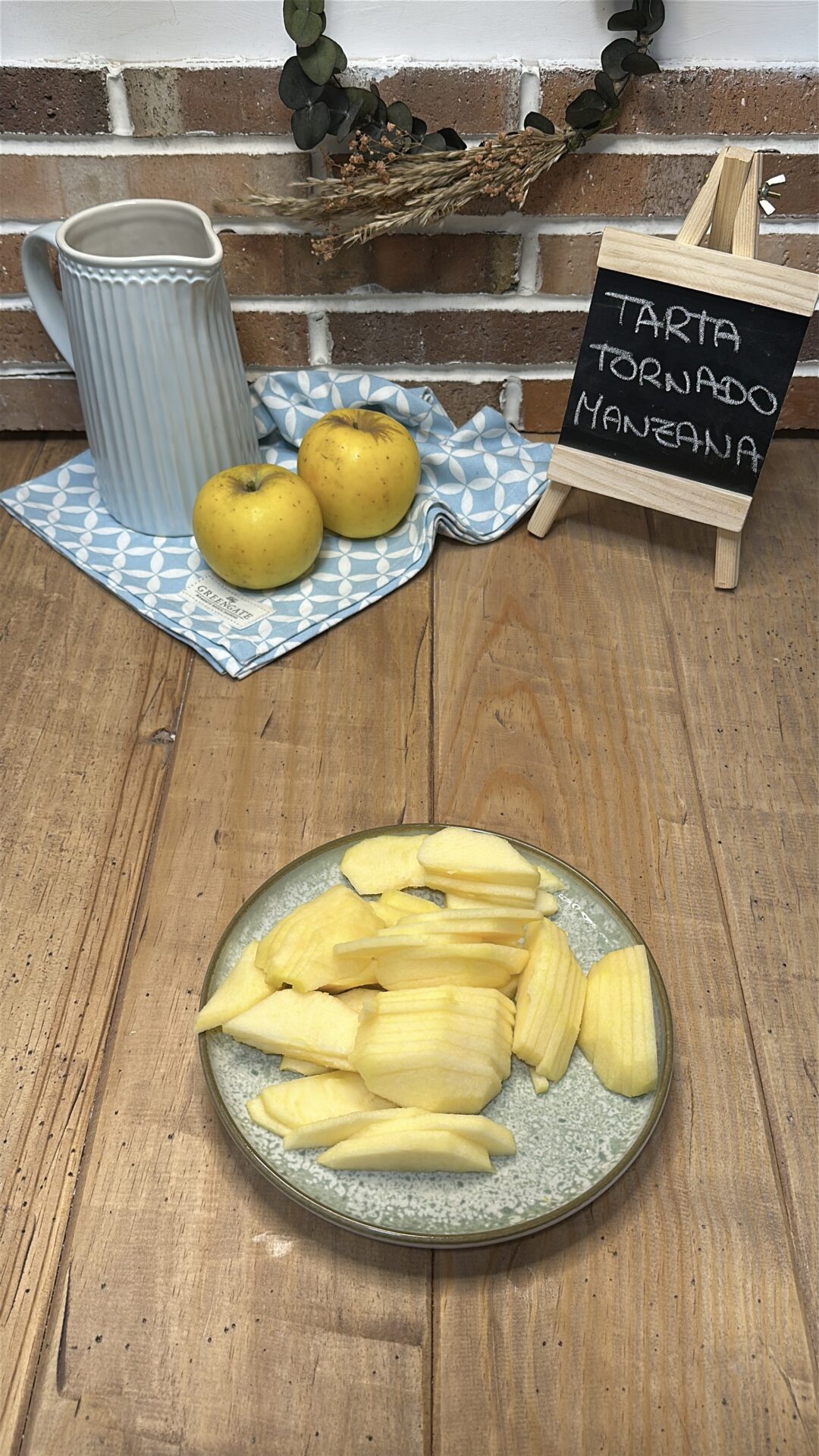 Cortamos las manzanas en láminas