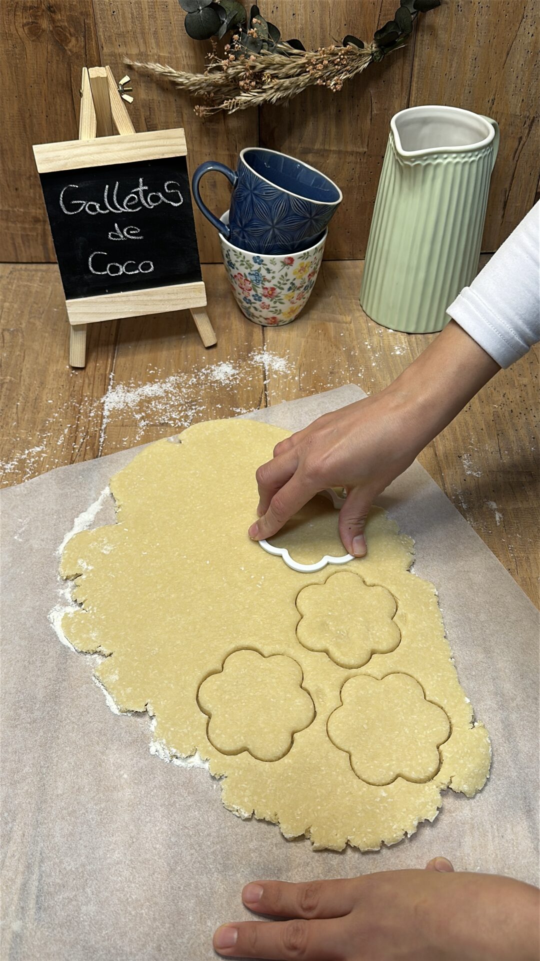 Galletas de coco_15 Cortamos las galletas con un cortador