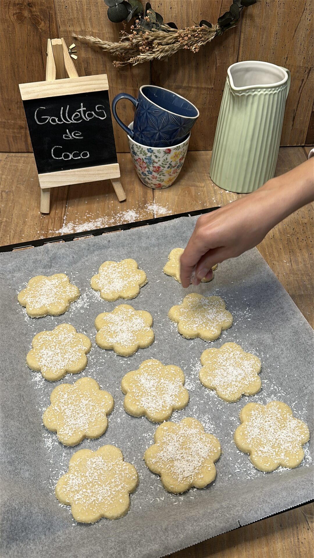 Galletas de coco_18 Espolvoreamos las galletas con coco rallado