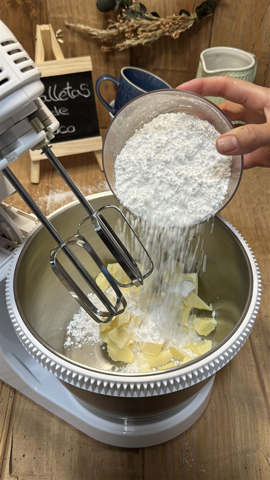 Galletas de coco_4 Batimos la mantequilla junto con el azúcar glas