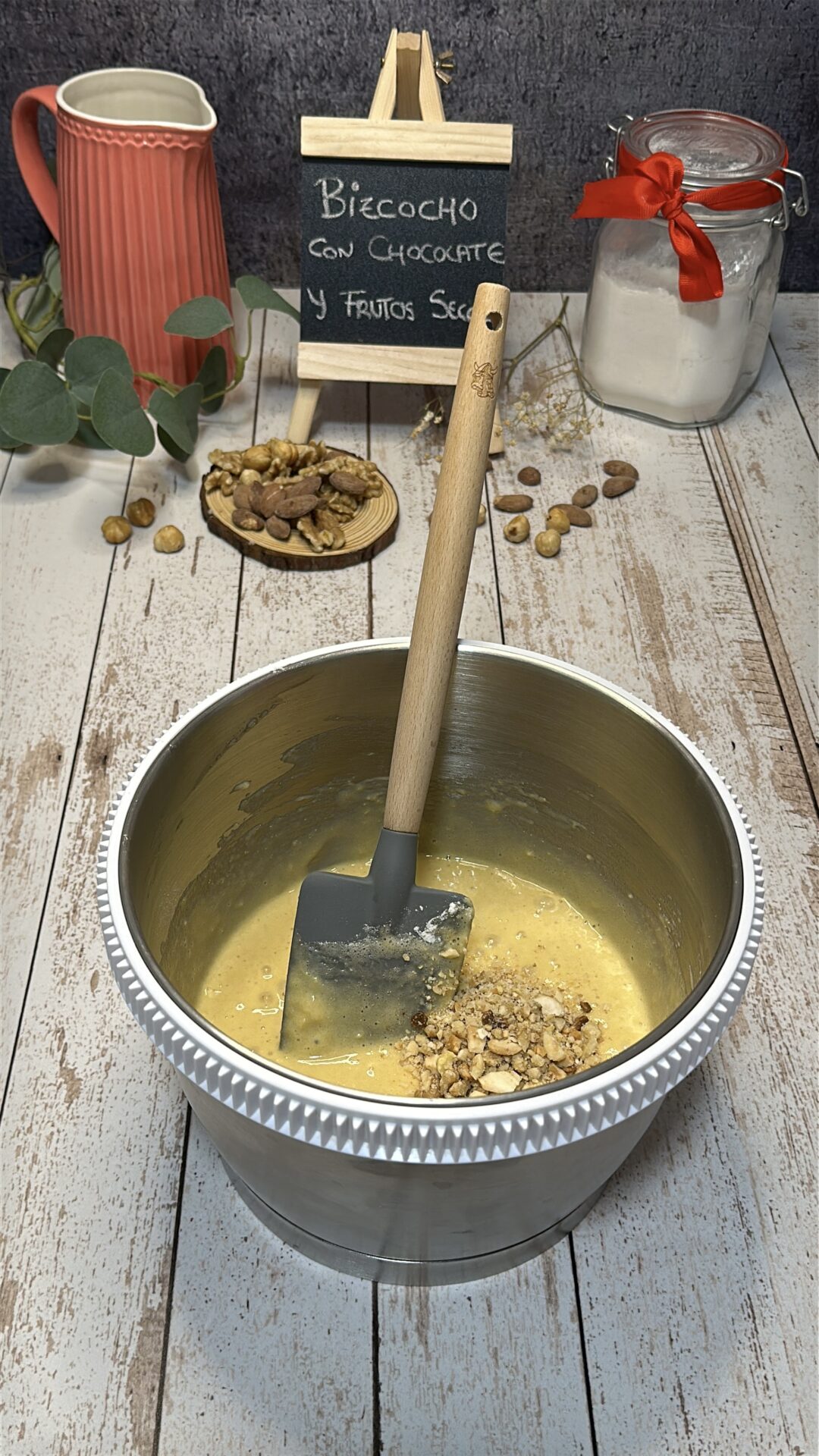 Añadimos un puñado de frutos secos machacados y mezclamos