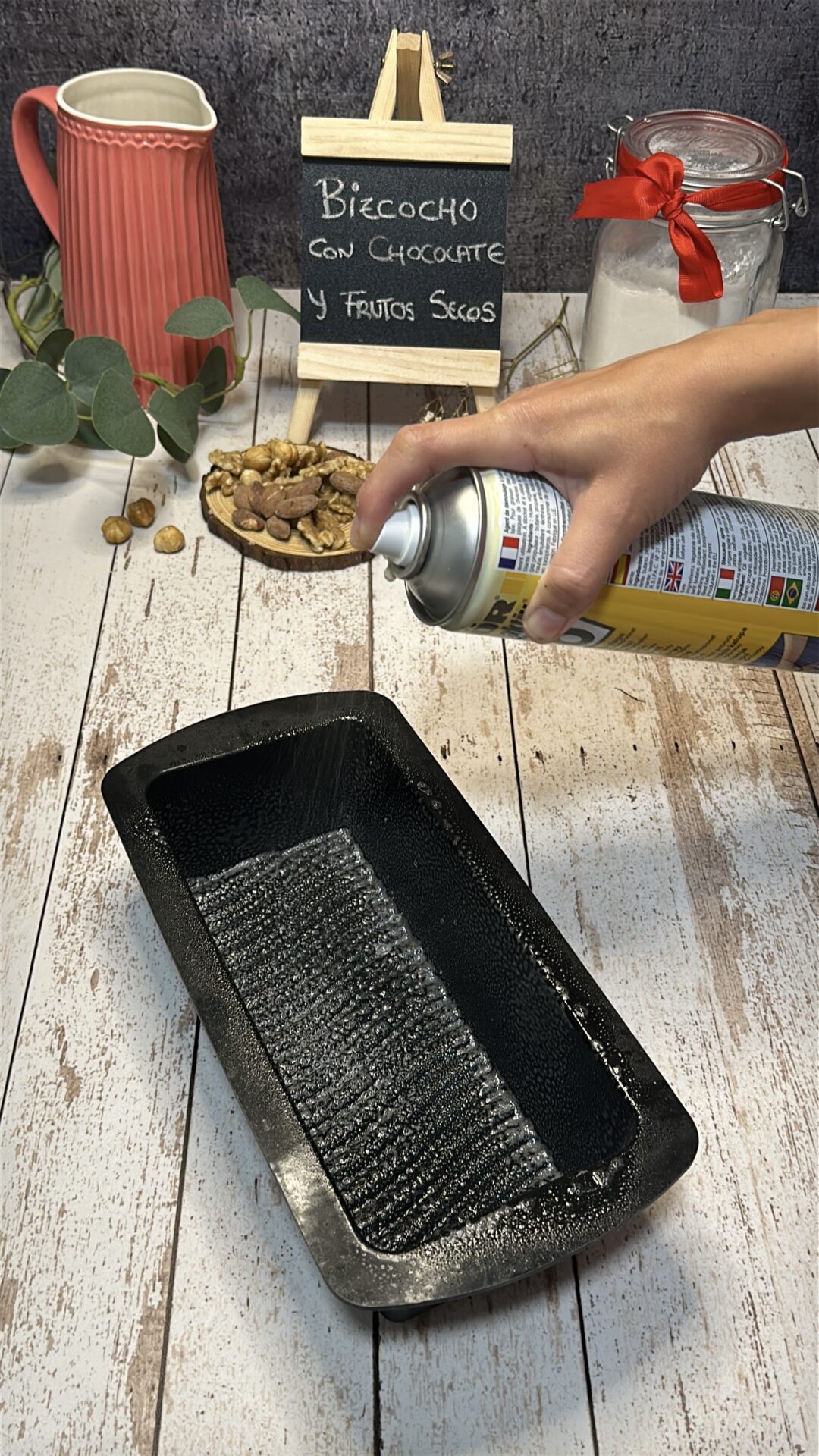 Preparamos el molde de nuestro bizcocho de chocolate y frutos secos