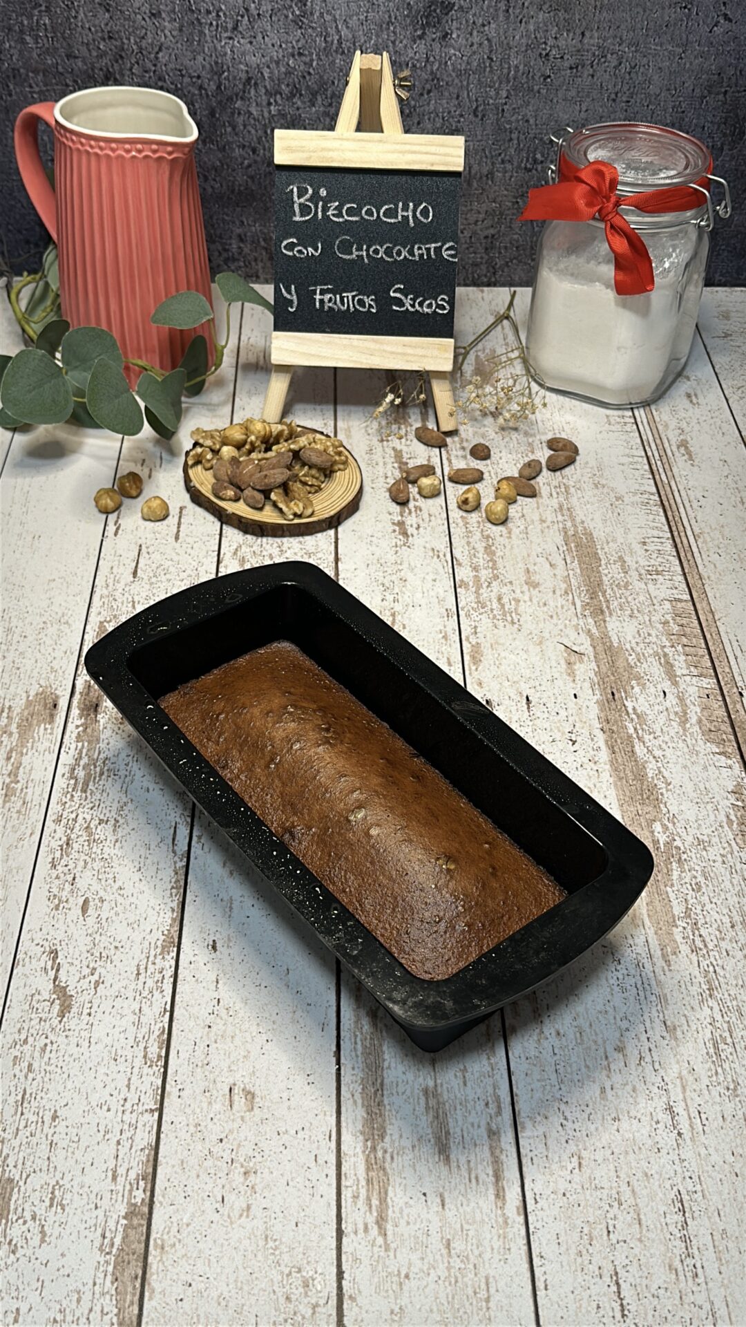 Nuestro bizcocho de chocolate y frutos secos recién horneado