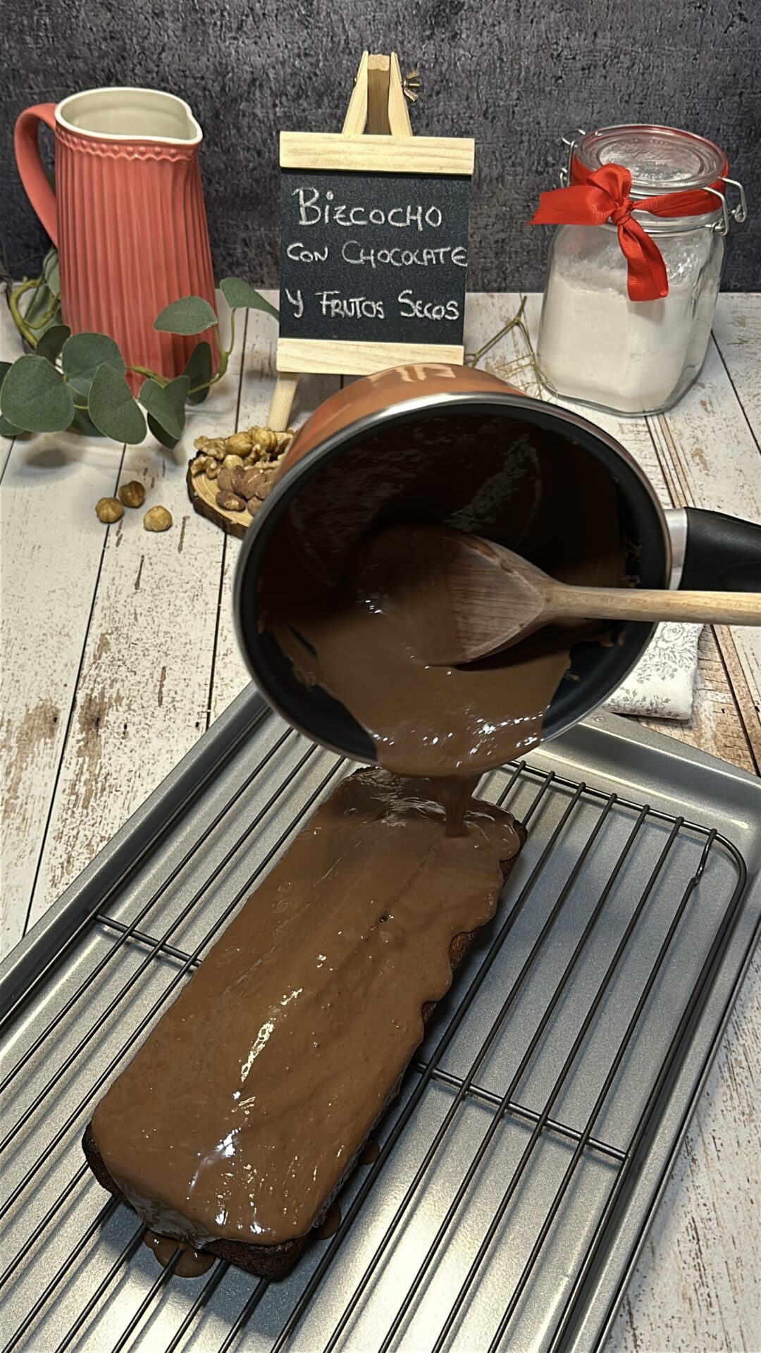 Vertemos la cobertura sobre nuestro bizcocho de chocolate y frutos secos