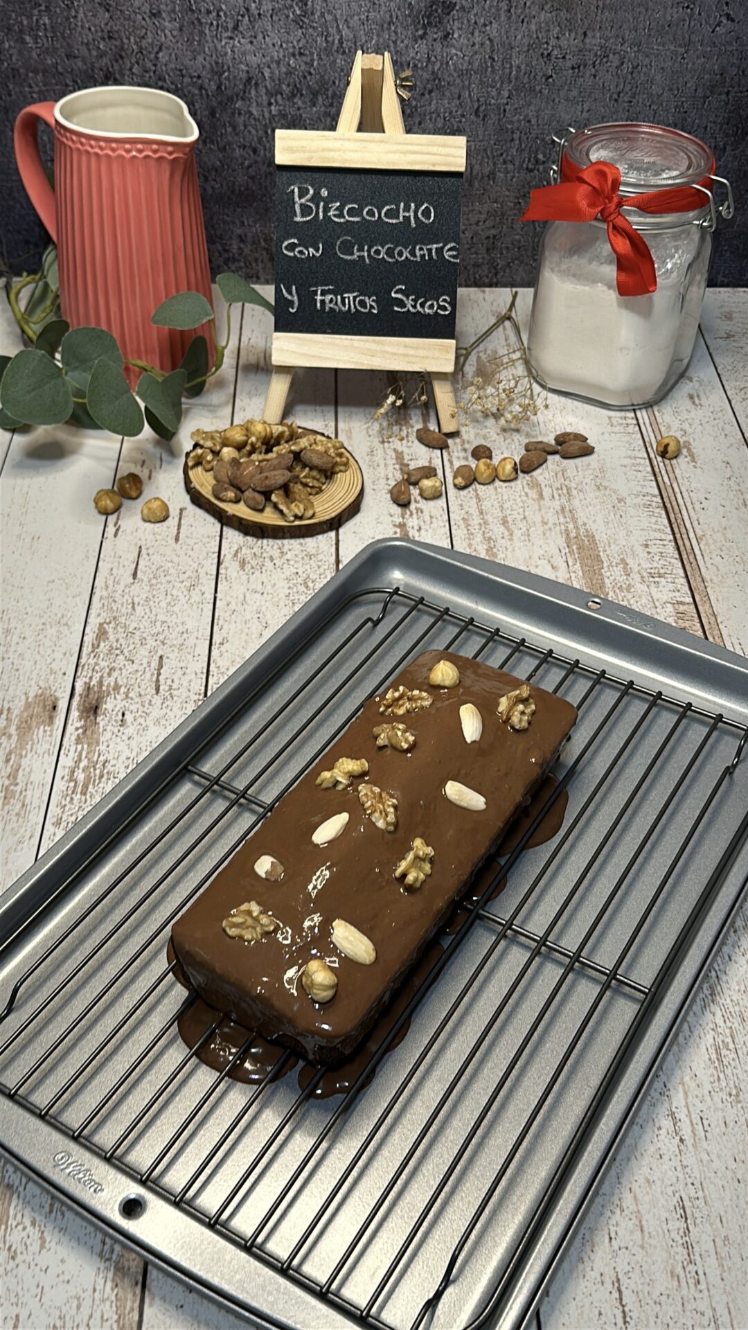 Y aquí tenemos nuestro bizcocho de chocolate y frutos secos finalizado