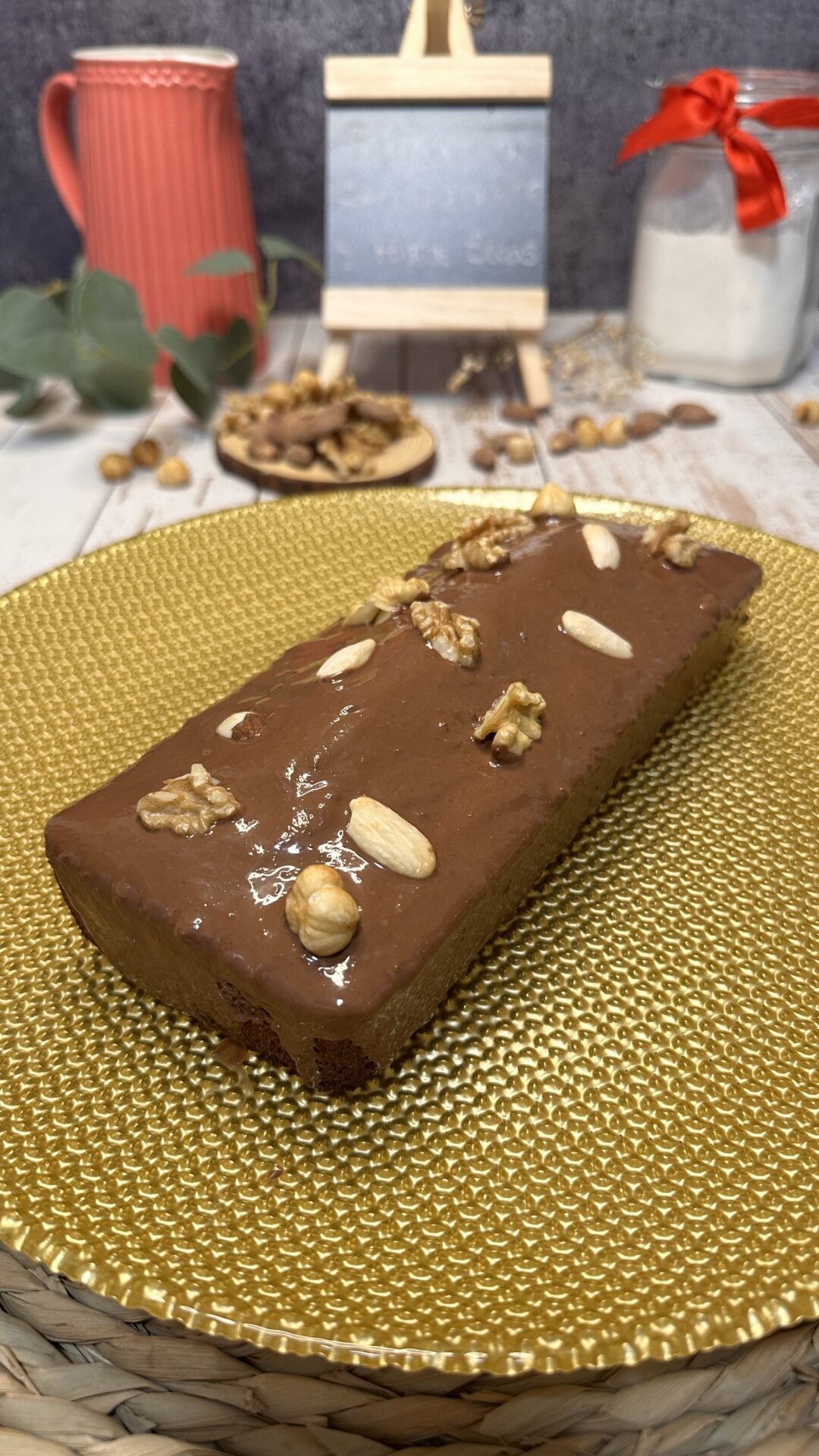 Esponjoso, jugoso y crujiente bizcocho de chocolate y frutos secos