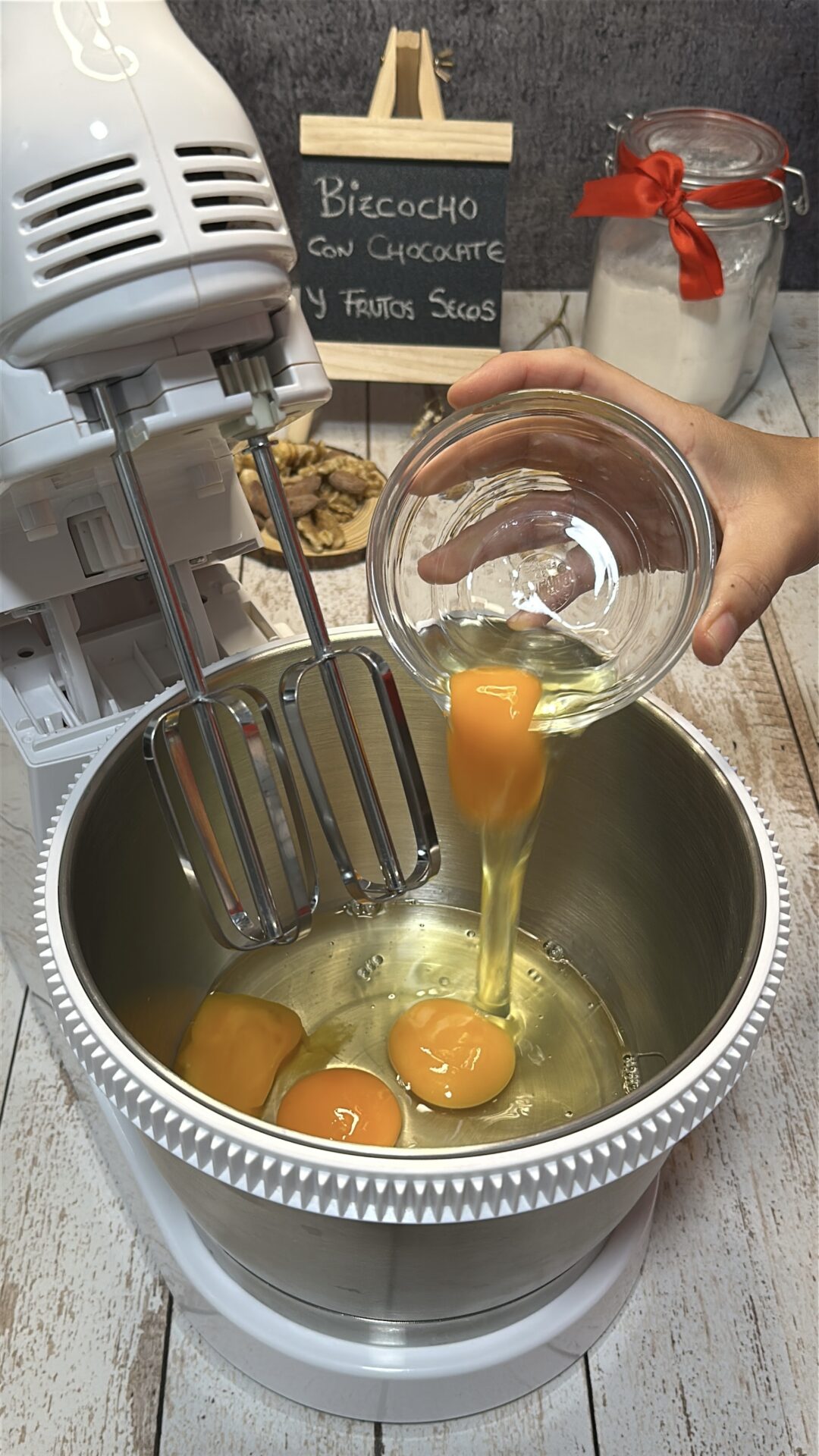Incorporamos a un bol los huevos