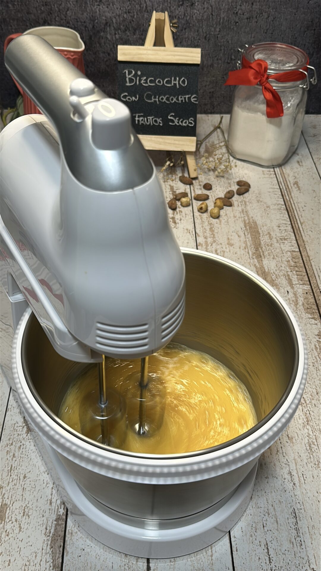 Batimos la mezcla hasta obtener una crema blanquecina