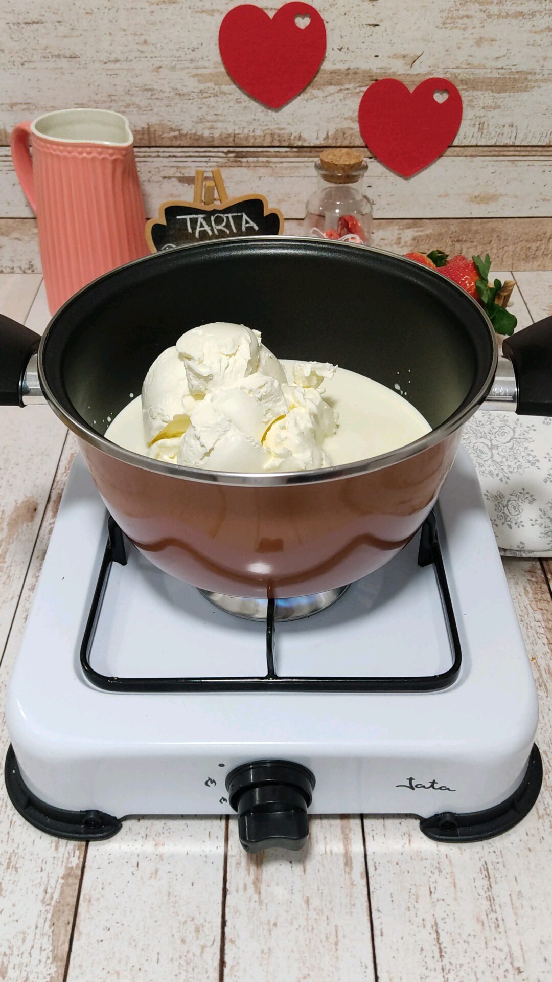 Llevamos al fuego la nata, el queso crema y el azúcar