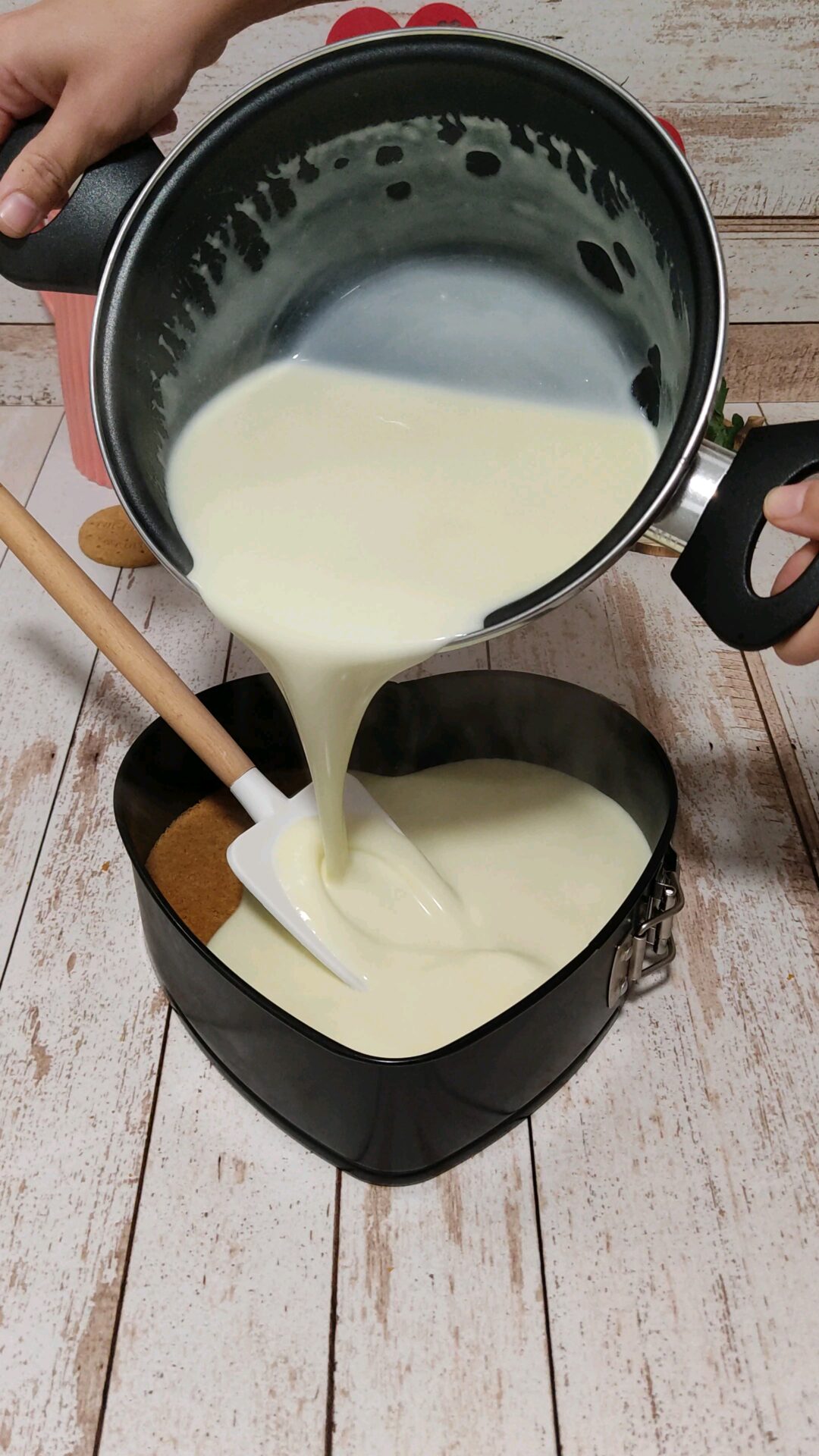 Vertemos la mezcla con cuidado sobre la base de la tarta corazón de queso